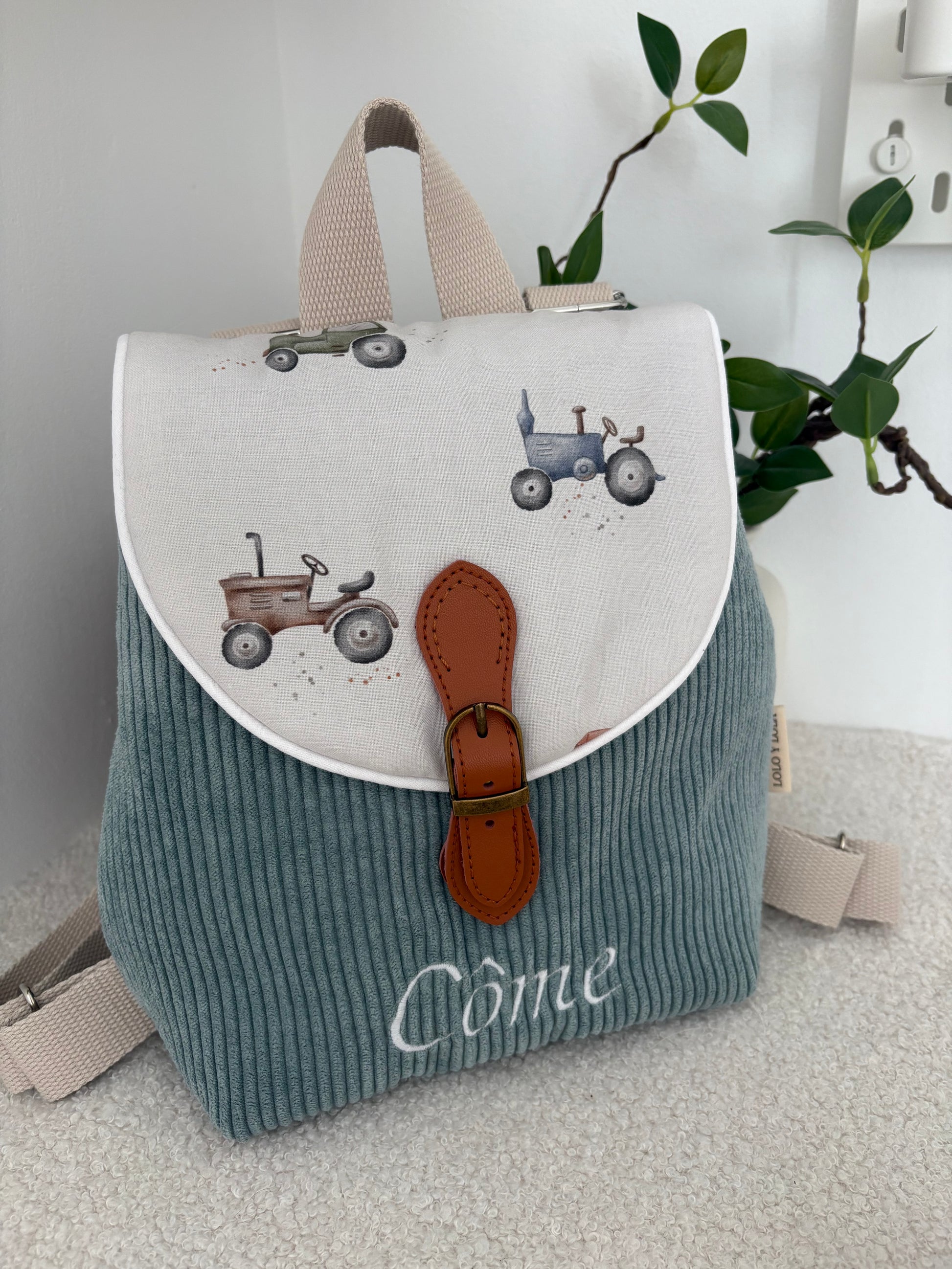Sac maternelle personnalisé broderie prénom velours côtelé bleu ciel rabat tracteurs 
