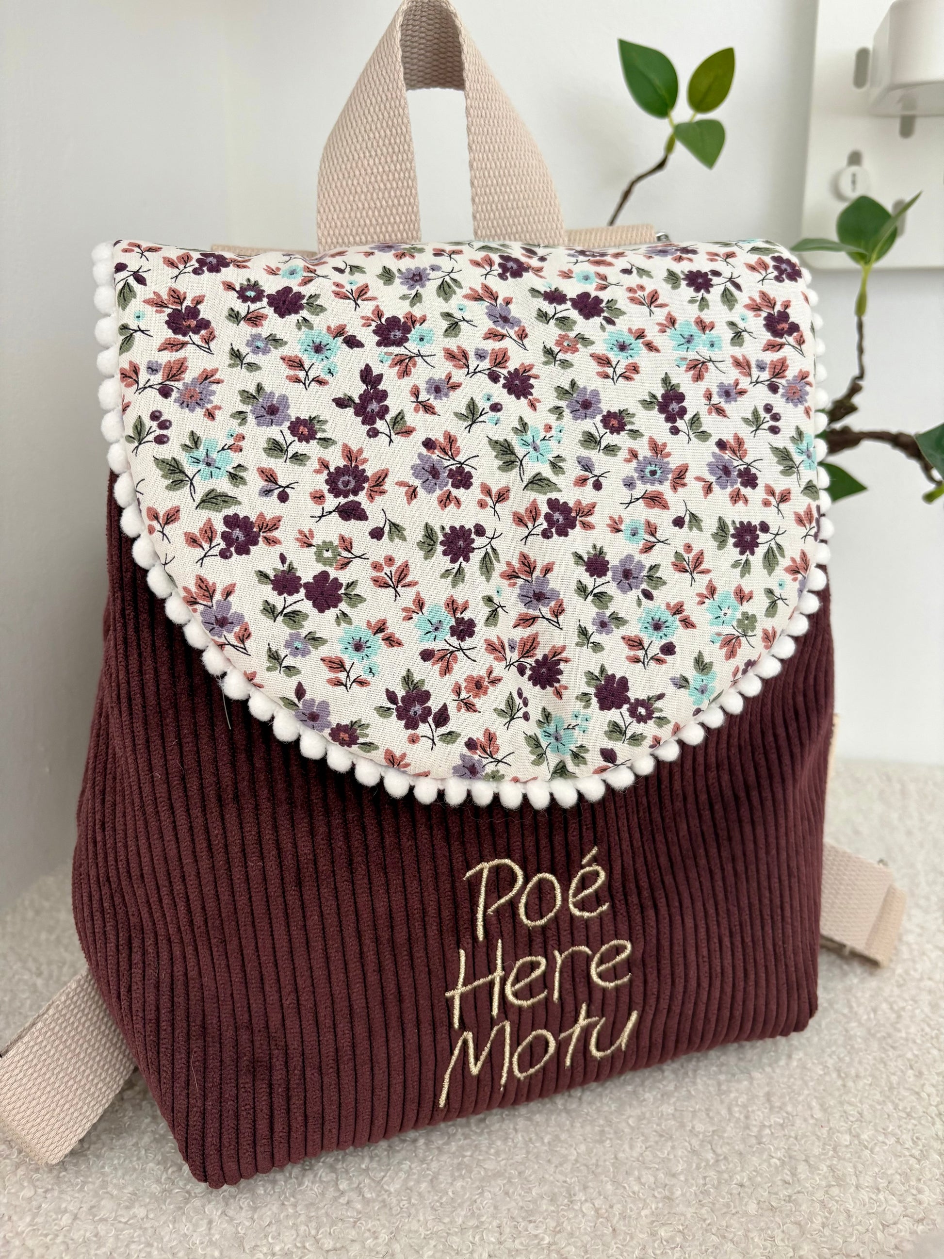 Sac maternelle personnalisé broderie prénom velours côtelé prune fleurs violette rose verte