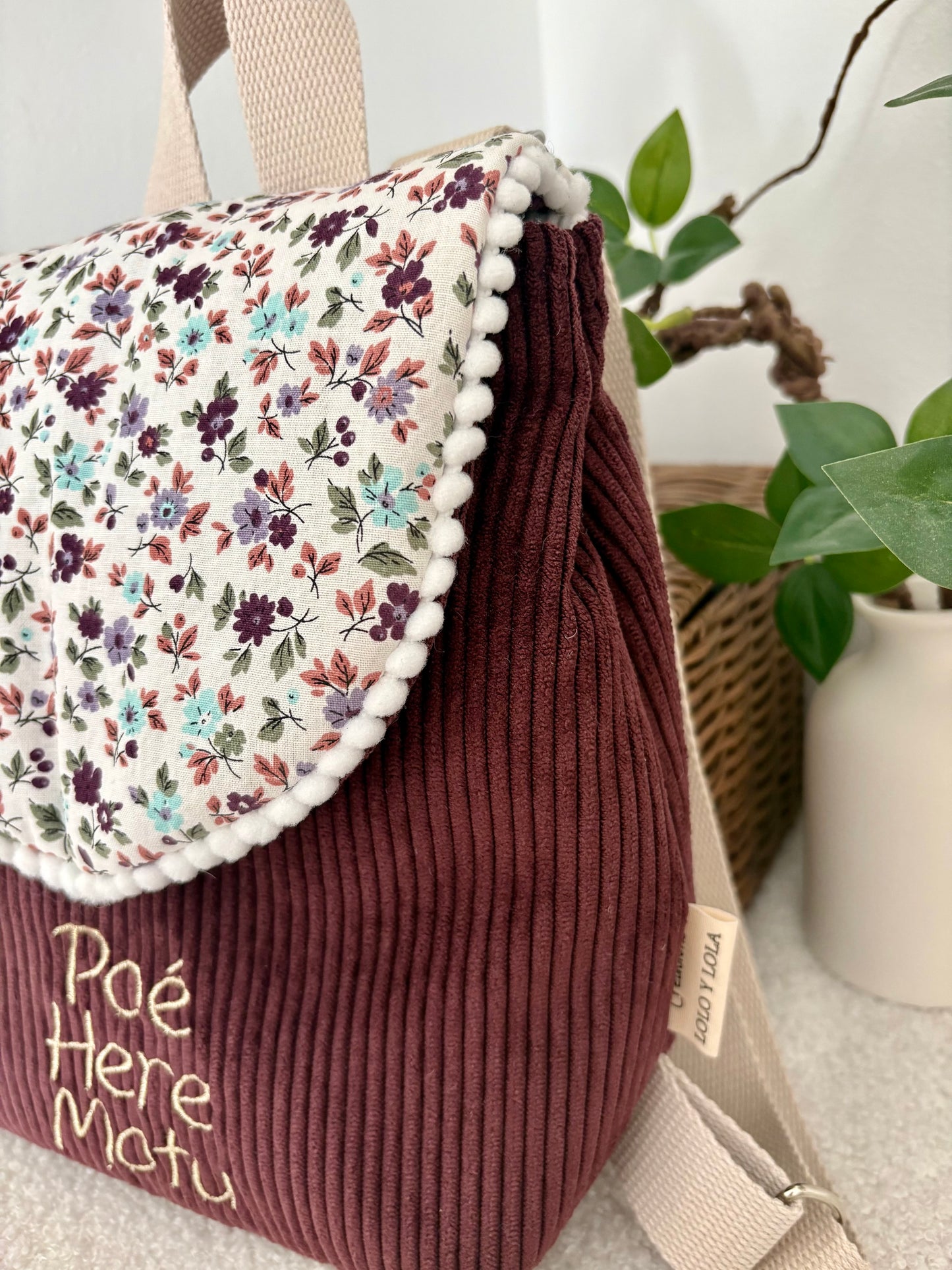 Sac maternelle personnalisé broderie prénom velours côtelé prune fleurs violette rose verte