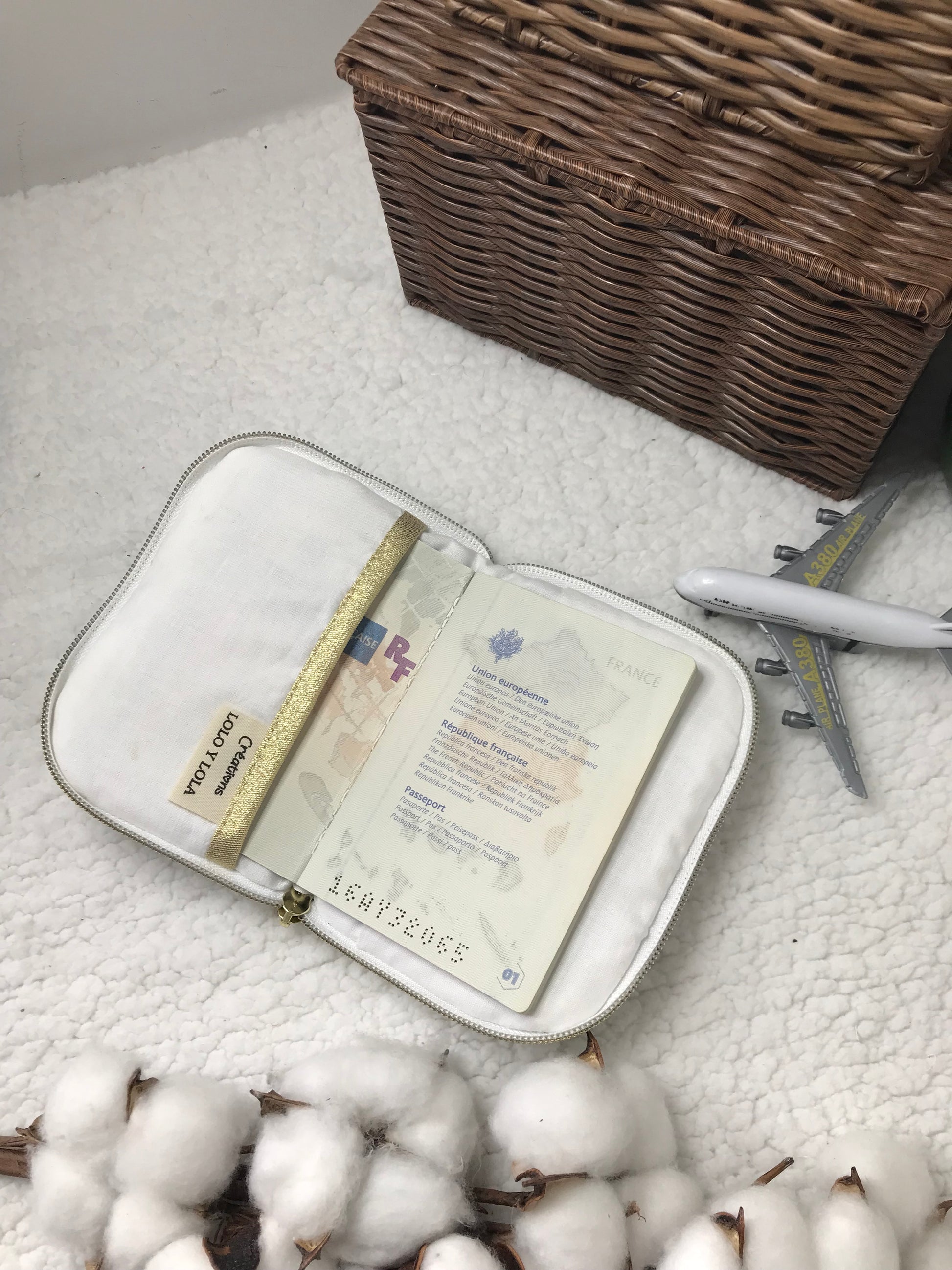 Protège passeport personnalisé en velours côtelé broderie prénom 