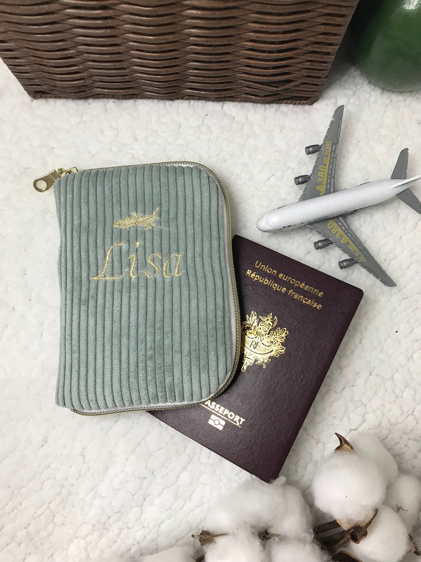 Protège passeport personnalisé en velours côtelé broderie prénom 