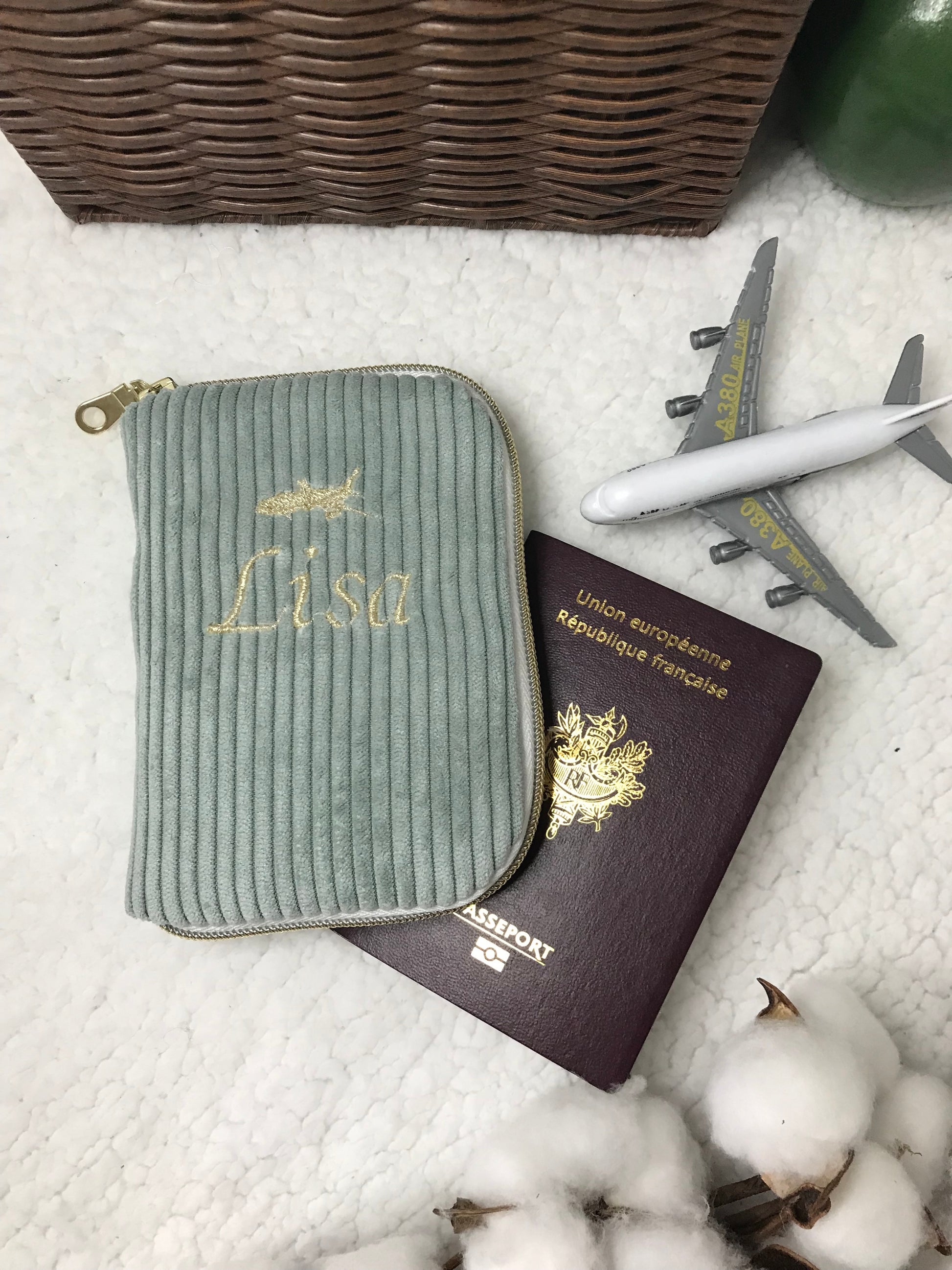 Protège passeport personnalisé en velours côtelé broderie prénom 