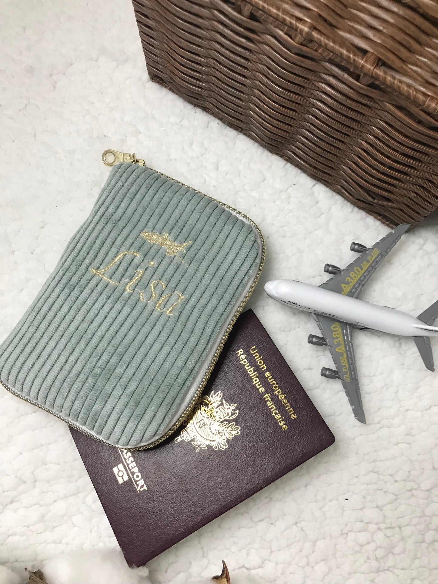 Protège passeport personnalisé en velours côtelé broderie prénom 