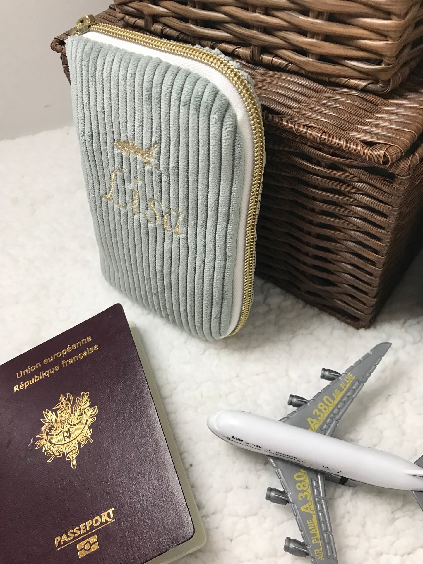 Protège passeport personnalisé en velours côtelé broderie prénom 