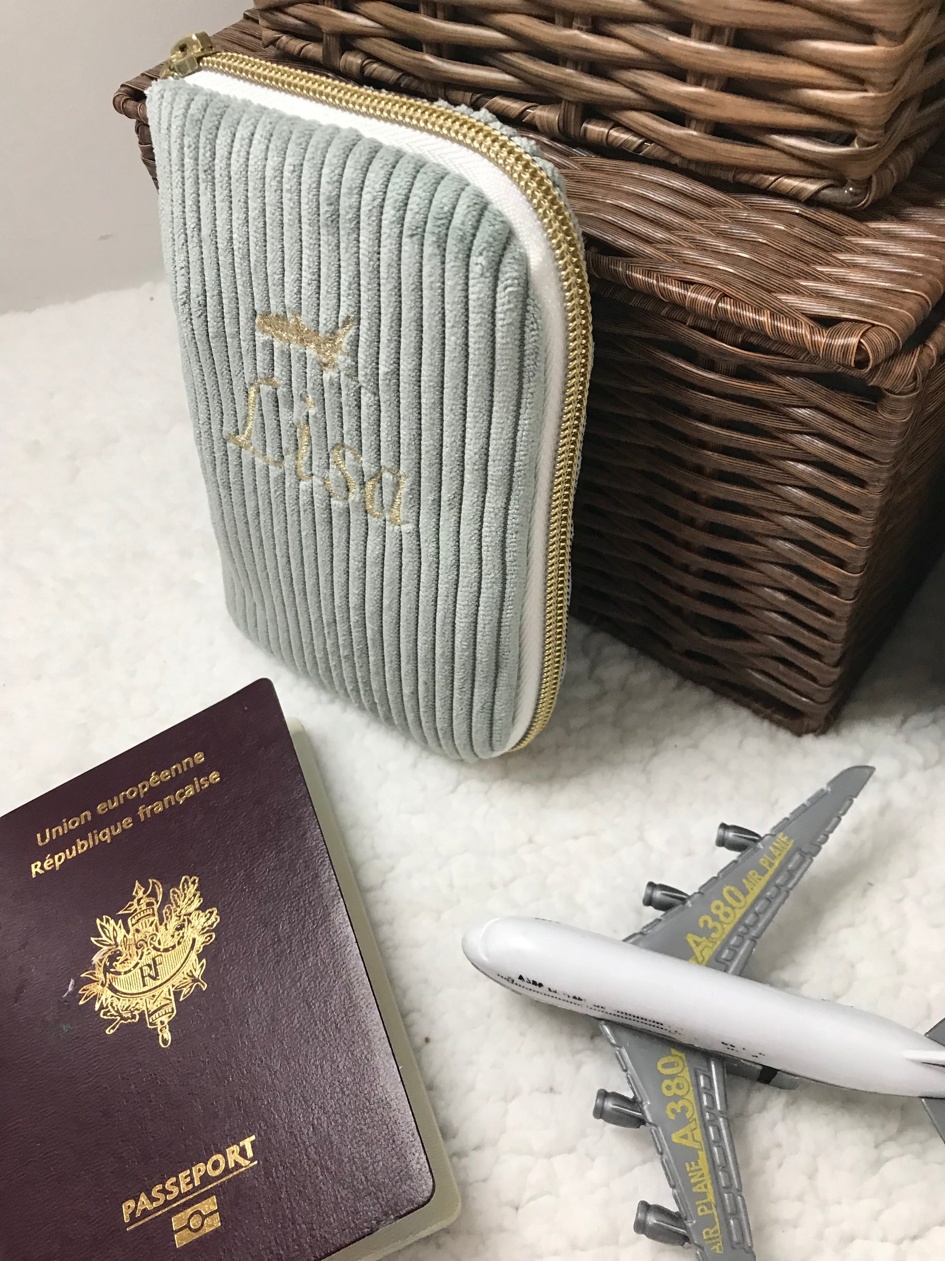 Protège passeport personnalisé en velours côtelé broderie prénom 
