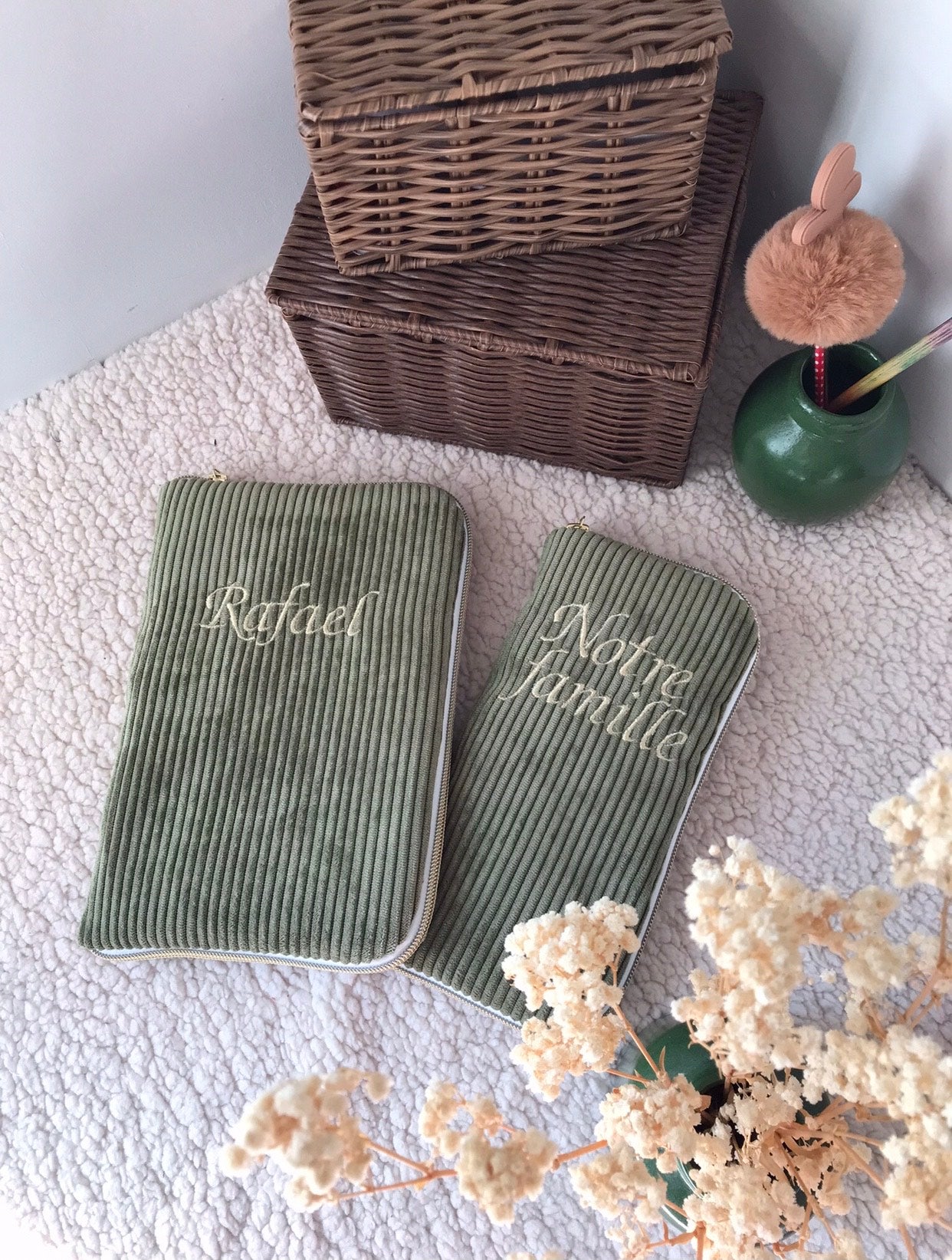 Protège carnet de santé velours côtelé olive broderie prénom 