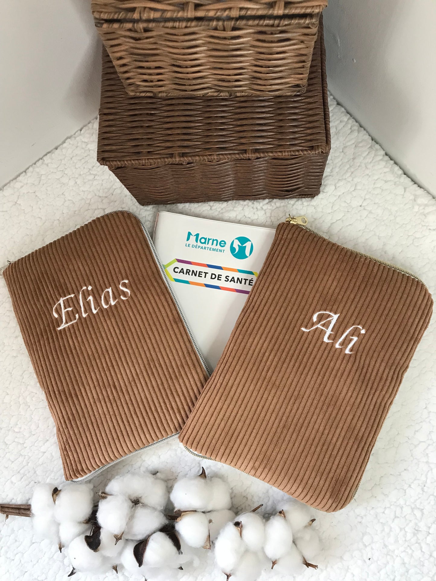 Protège carnet de santé velours côtelé cappuccino broderie prénom 
