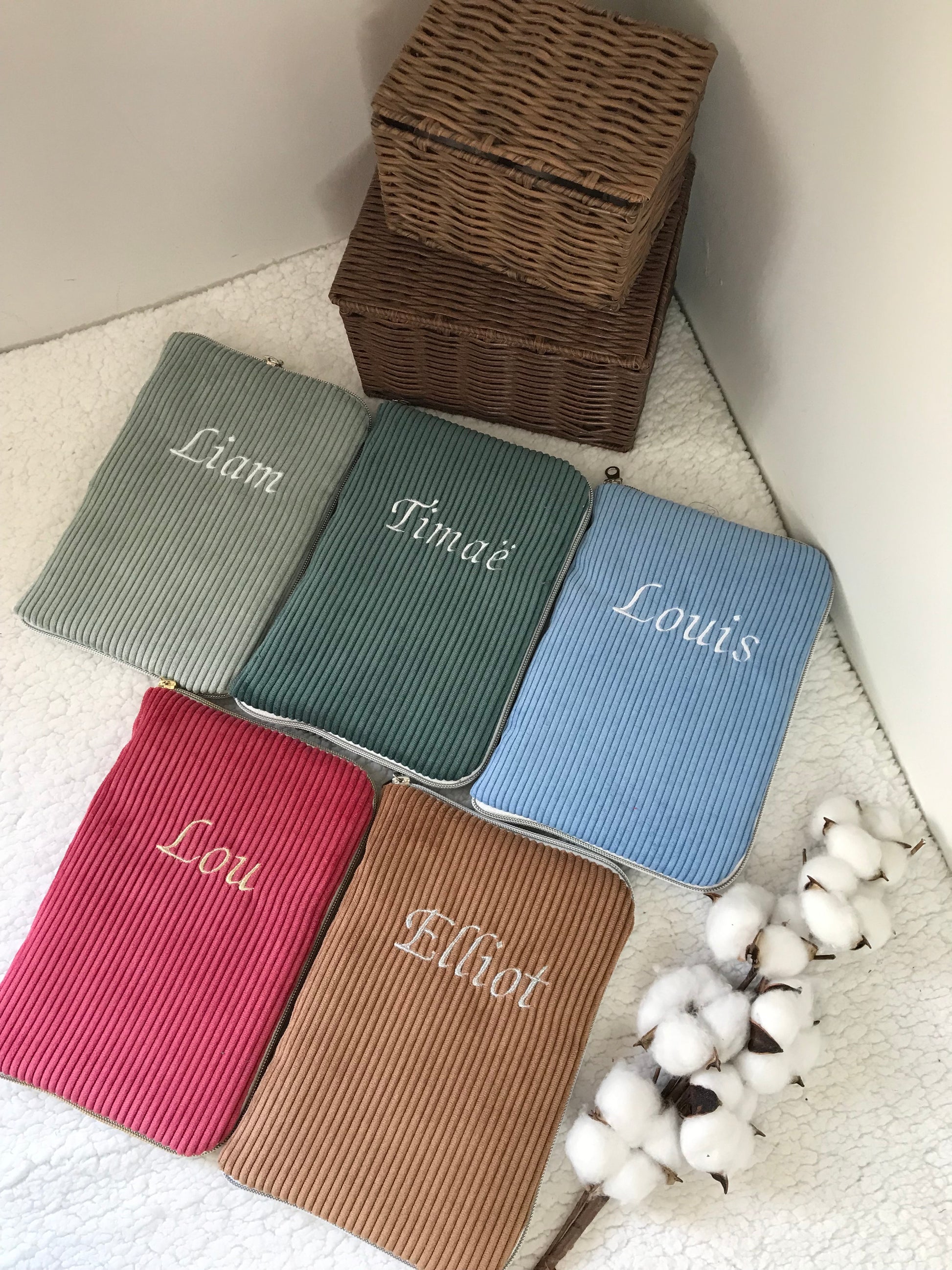 Protège carnet de santé velours côtelé framboise sapin céladon  broderie prénom 