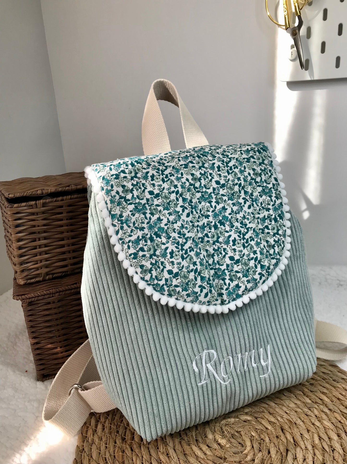 Sac maternelle personnalisé broderie prénom velours côtelé bleu céladon fleurs bleues 