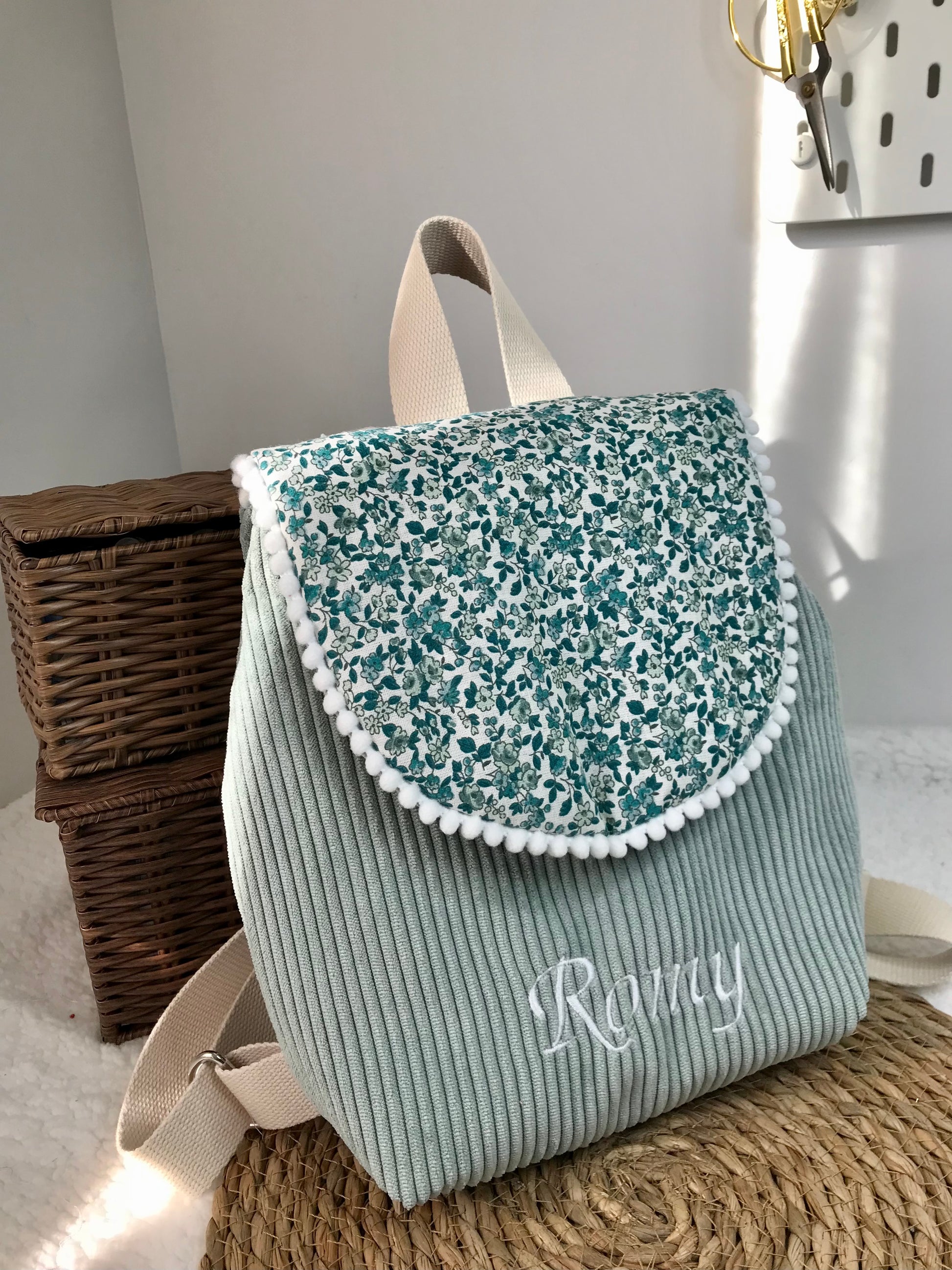 Sac maternelle personnalisé broderie prénom velours côtelé bleu céladon fleurs bleues 