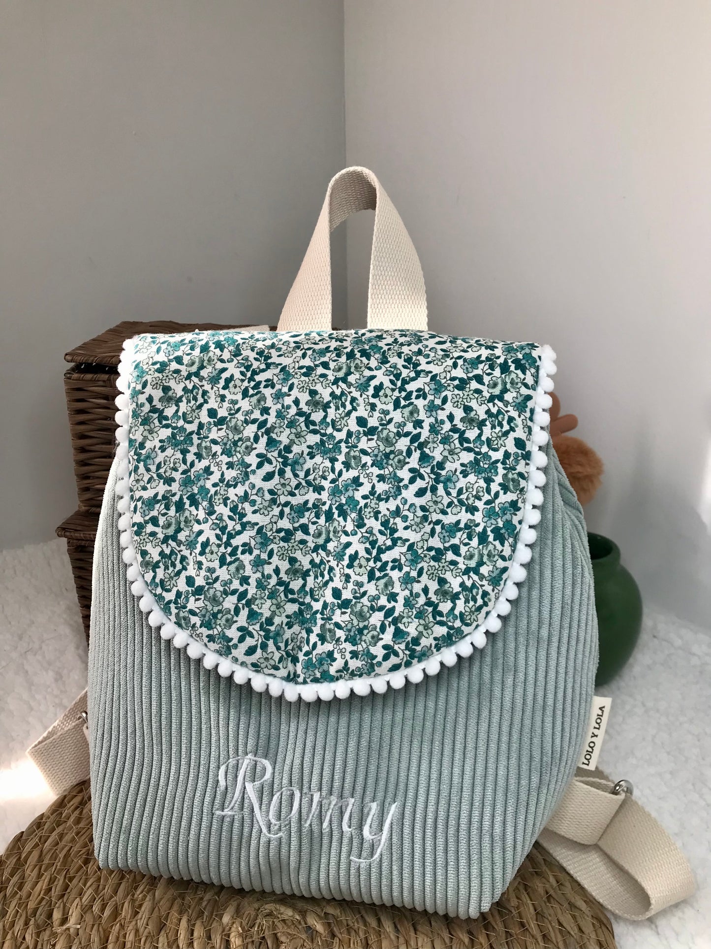 Sac maternelle personnalisé broderie prénom velours côtelé bleu céladon fleurs bleues 