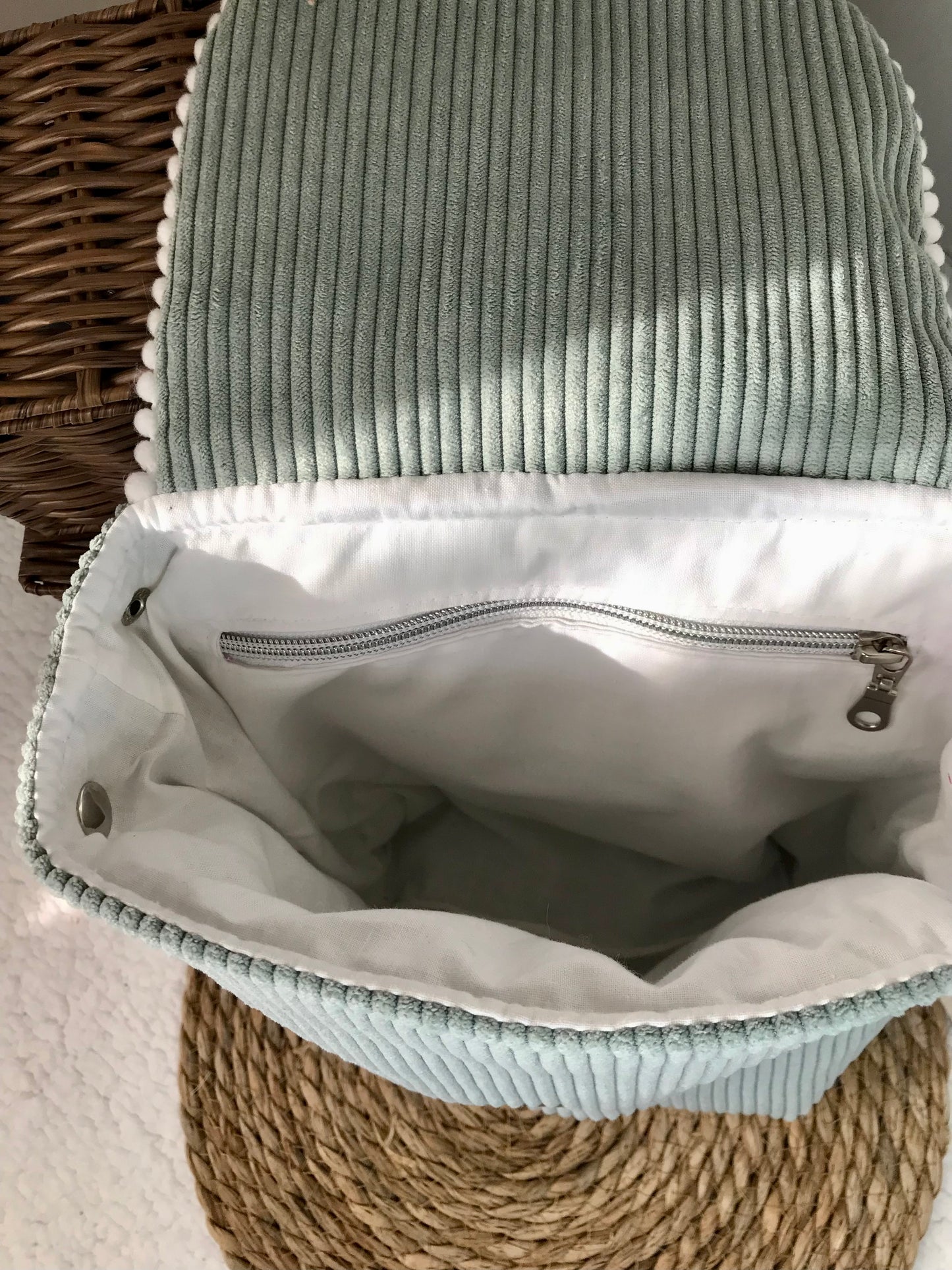 Sac maternelle personnalisé broderie prénom velours côtelé bleu céladon fleurs bleues 