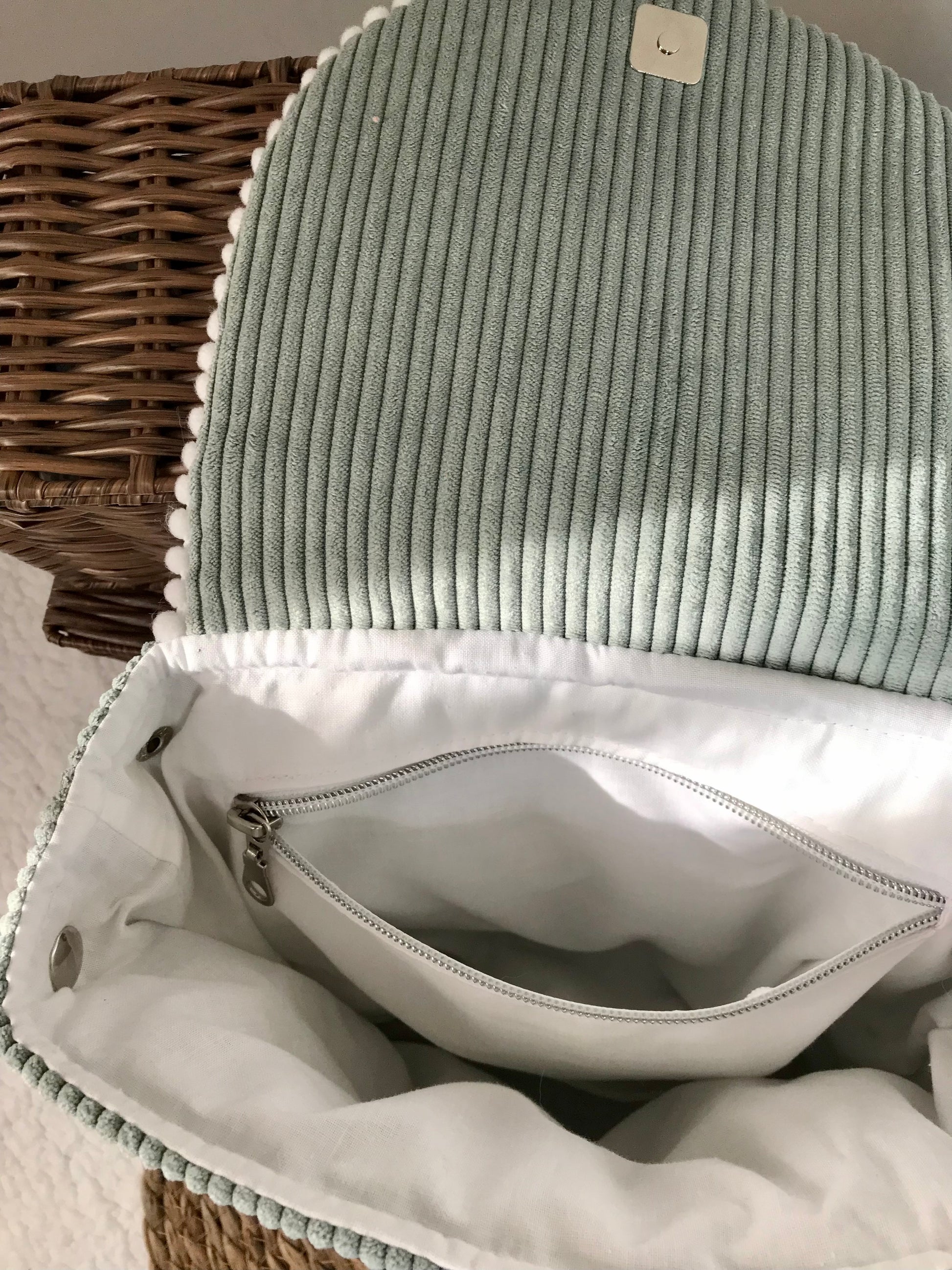 Sac maternelle personnalisé broderie prénom velours côtelé bleu céladon fleurs bleues 