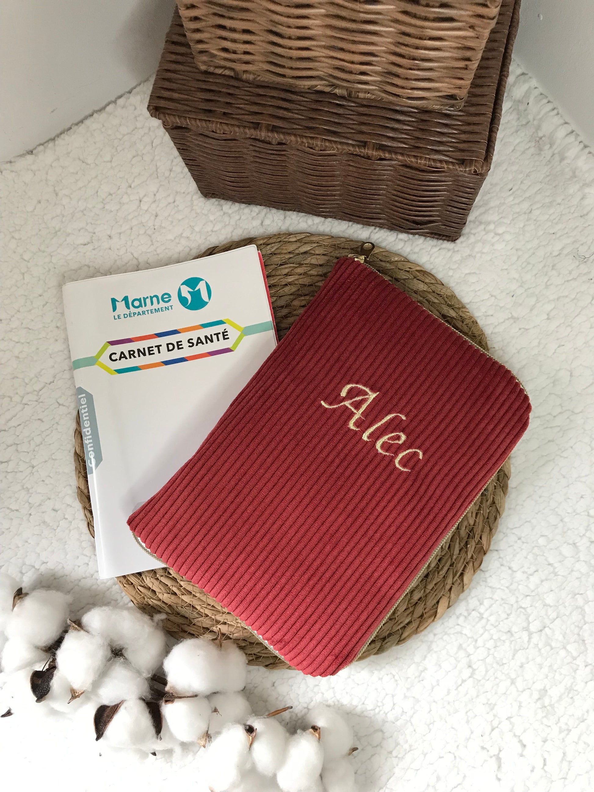 Protège carnet de santé velours côtelé bordeaux broderie prénom 
