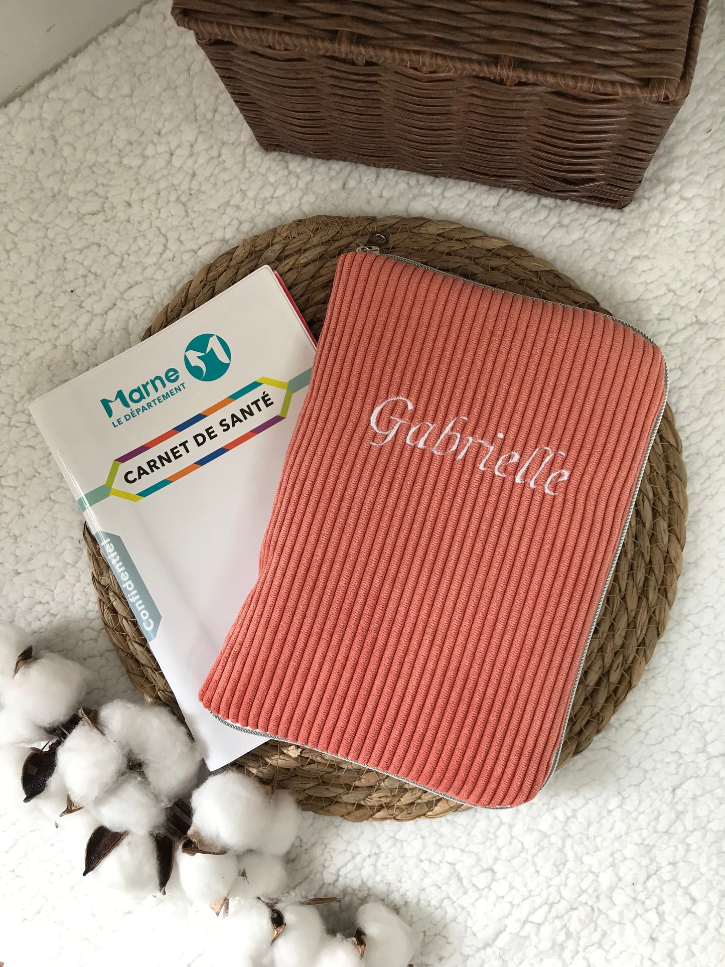 Protège carnet de santé velours côtelé corail broderie prénom 