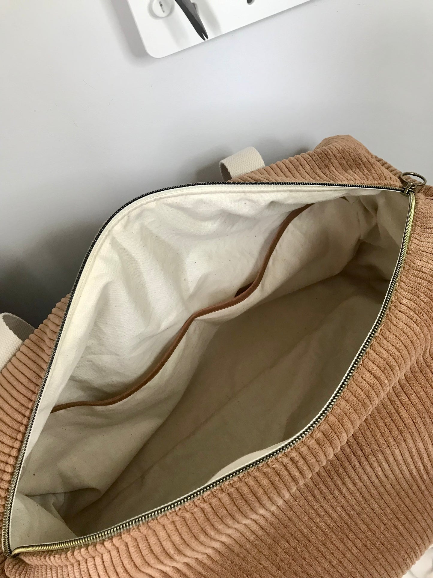 Sac à langer personnalisé prénom broderie velours côtelé marron camel cappuccino 