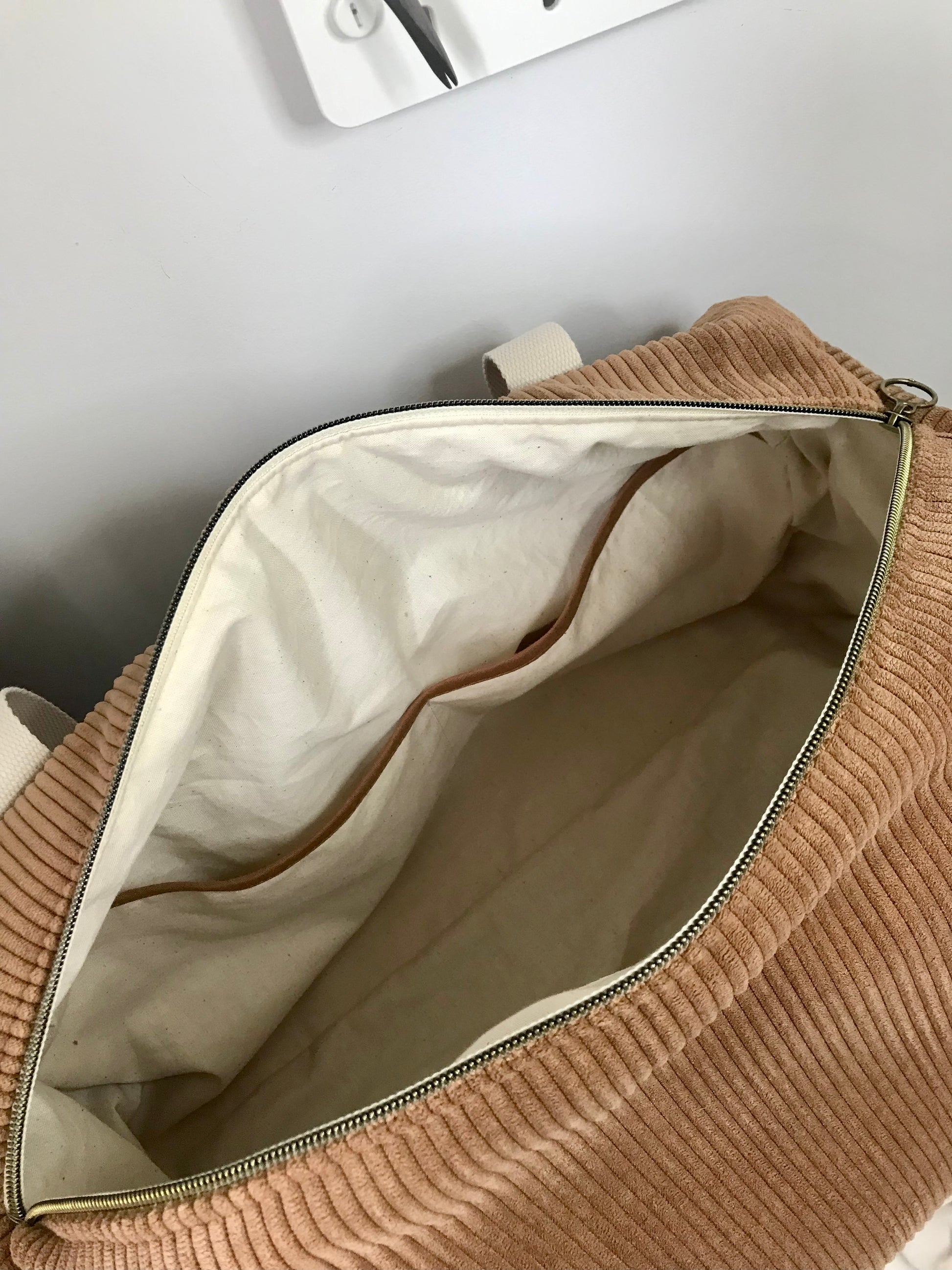Sac à langer personnalisé prénom broderie velours côtelé marron camel cappuccino 