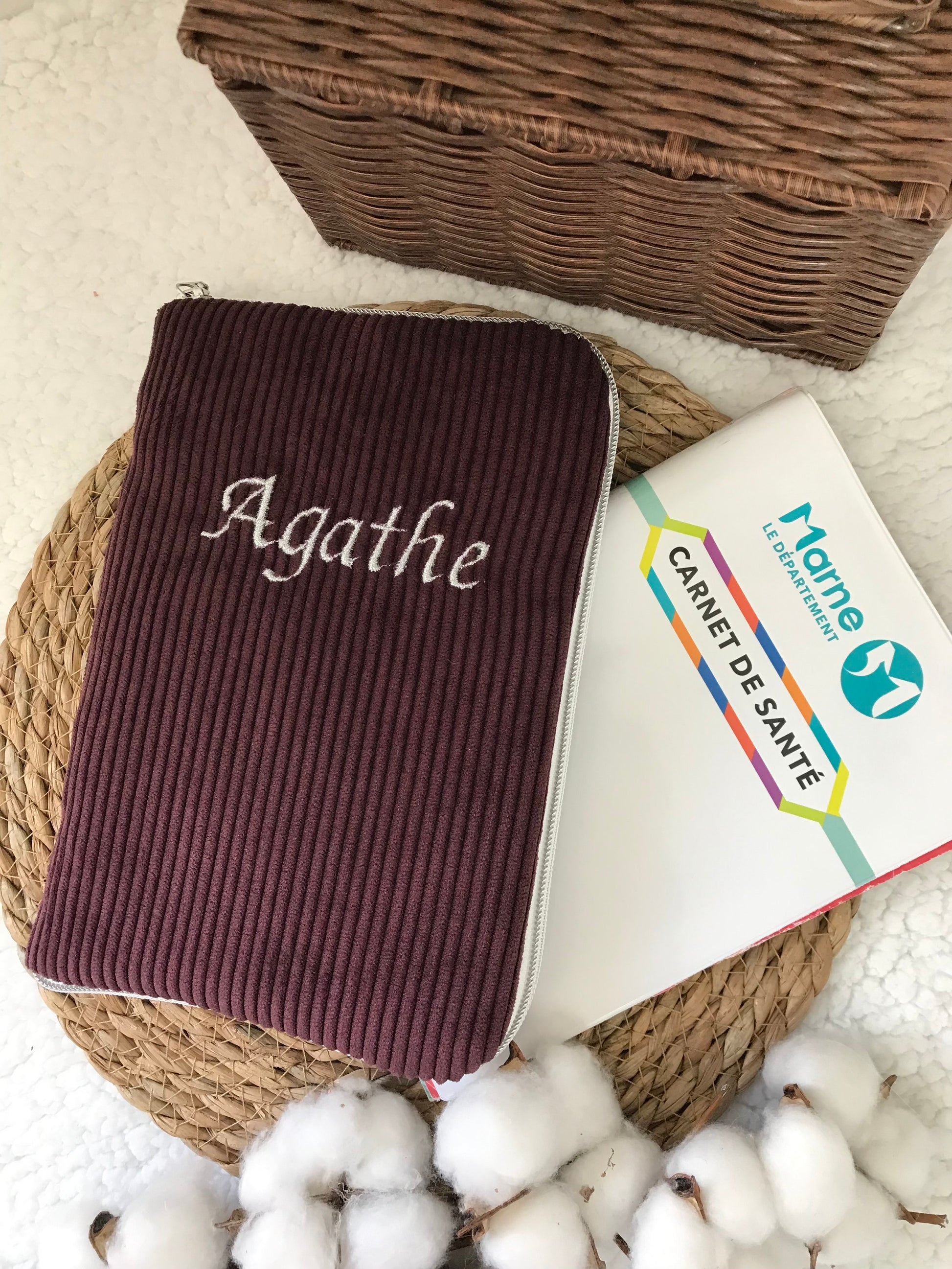 Protège carnet de santé velours côtelé prune broderie prénom 