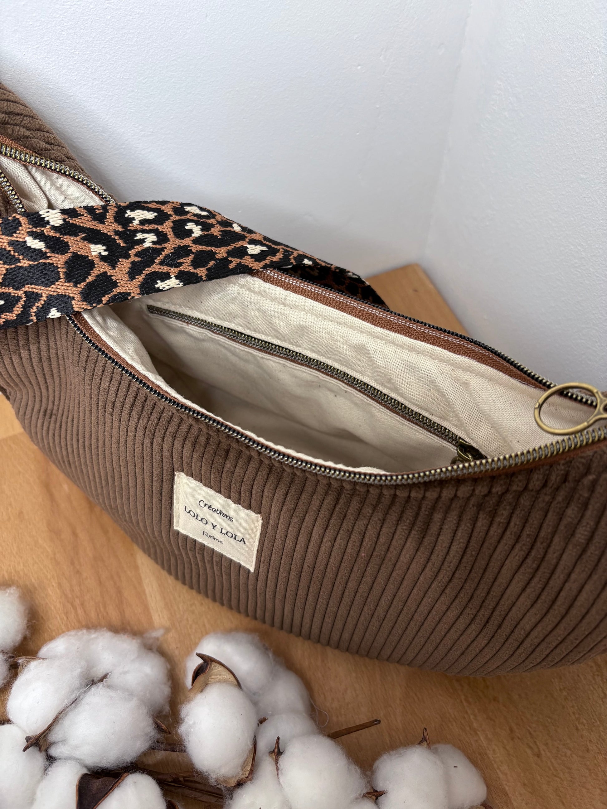 Sac femme velours côtelé 
Sac femme demi-lune velours côtelé marron chocolat 
Sac femme épaule bandoulière velours côtelé 
Sac femme léopard