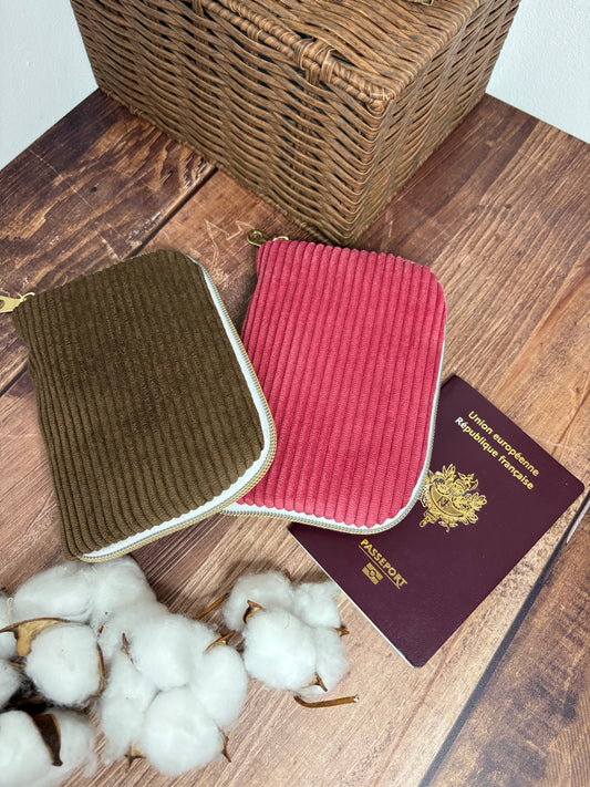 Protège passeport personnalisé en velours côtelé framboise et chocolat broderie prénom 