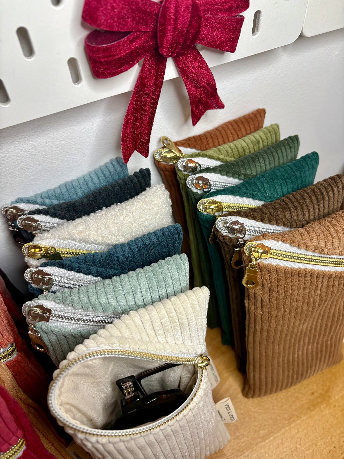 Étui lunettes de vue ou de soleil personnalisé prénom broderie velours côtelé marron camel chocolat bleu ciel vert olive bleu marine rose bouclette écrue corail 