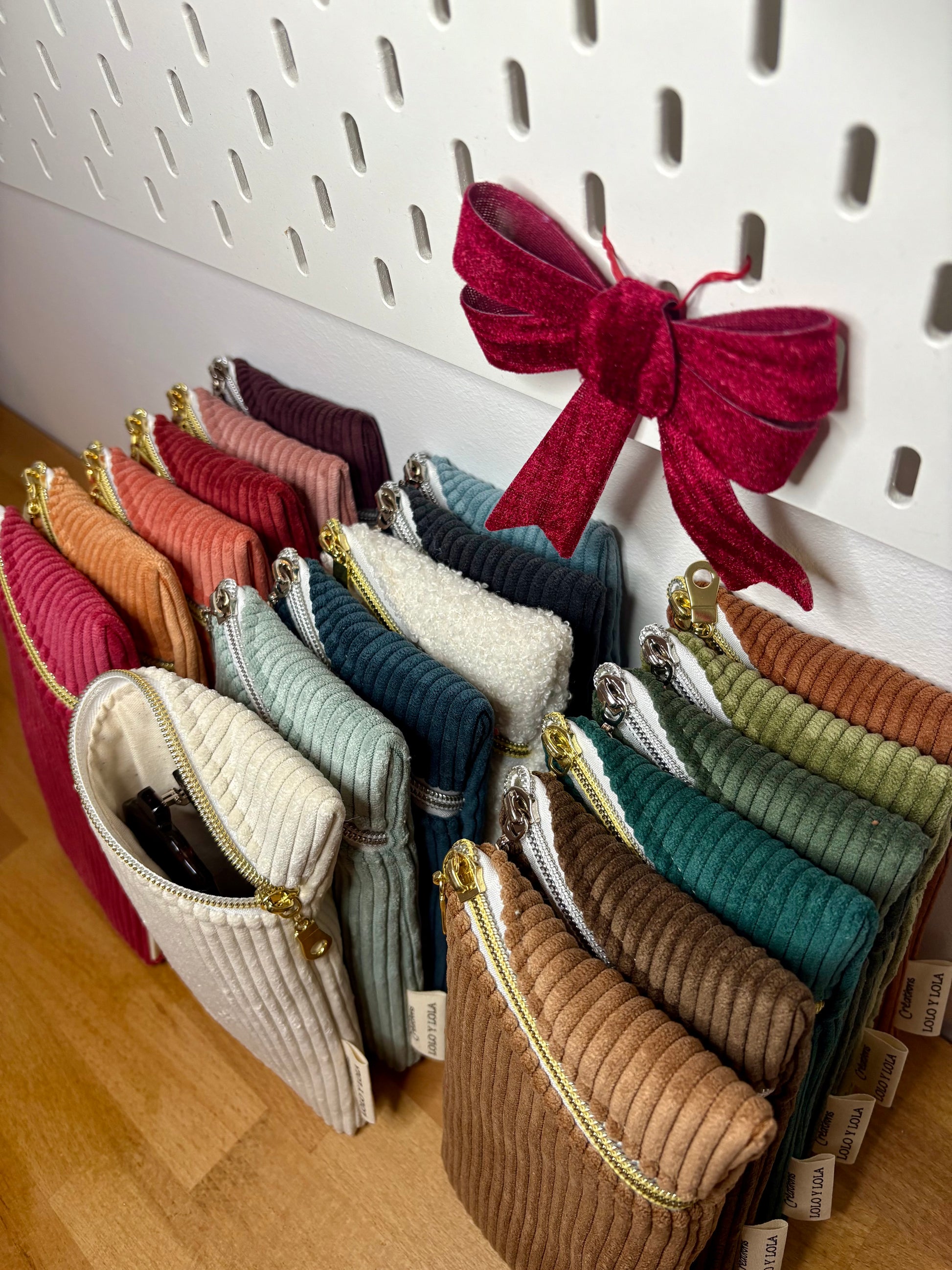 Étui lunettes de vue ou de soleil personnalisé prénom broderie velours côtelé marron camel chocolat bleu ciel vert olive bleu marine rose bouclette écrue corail 