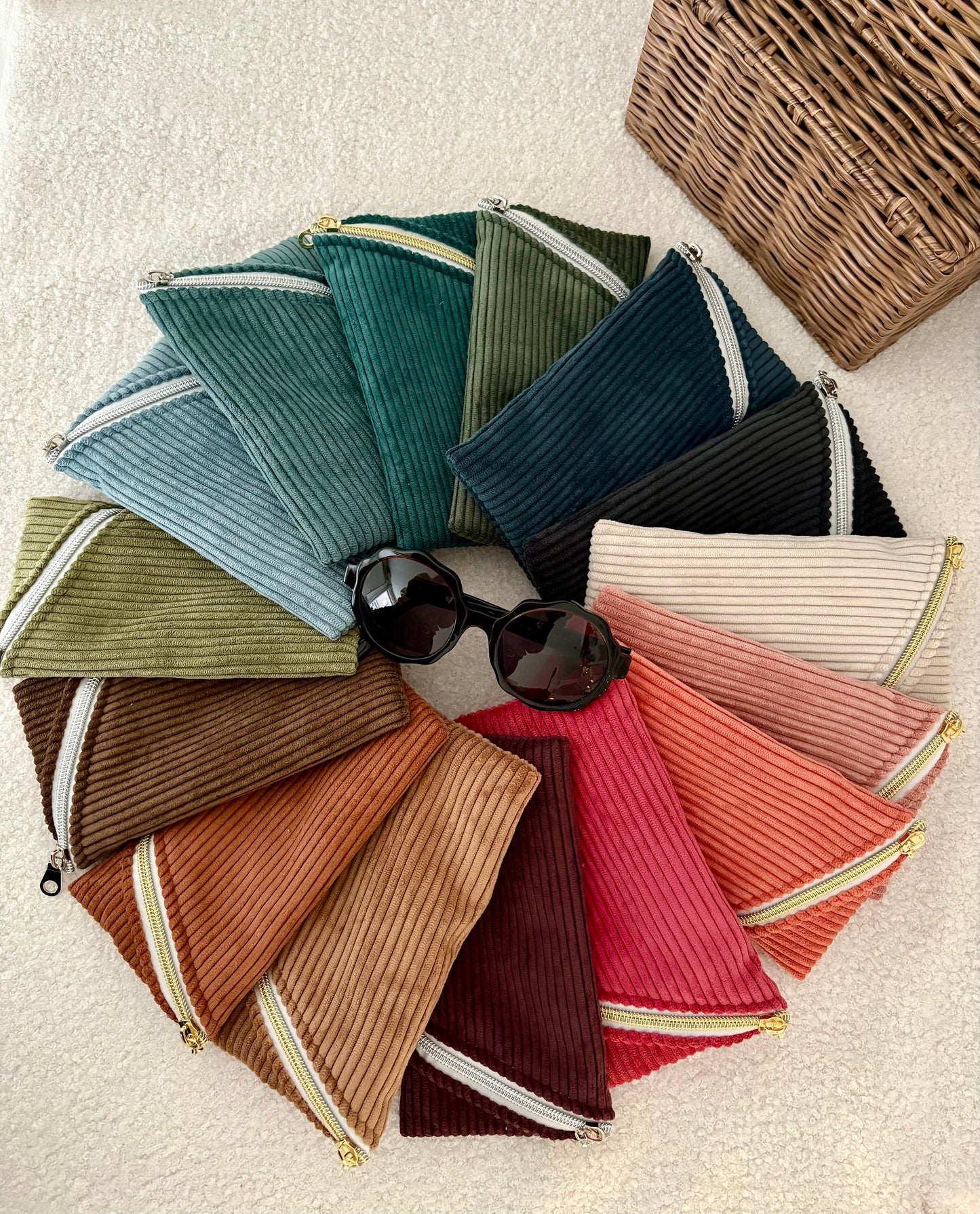 Étui lunettes de vue ou de soleil personnalisé broderie prénom velours côtelé marron camel chocolat bleu ciel vert olive bleu marine rose bouclette écrue corail 