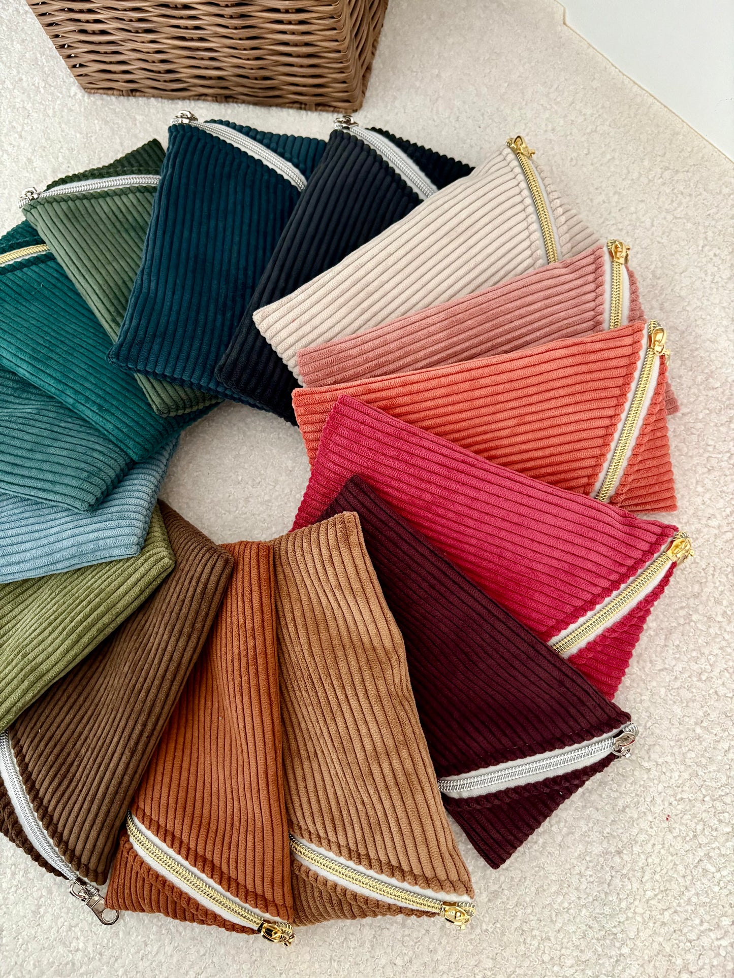 Étui lunettes de vue ou de soleil personnalisé broderie prénom velours côtelé marron camel chocolat bleu ciel vert olive bleu marine rose bouclette écrue corail 