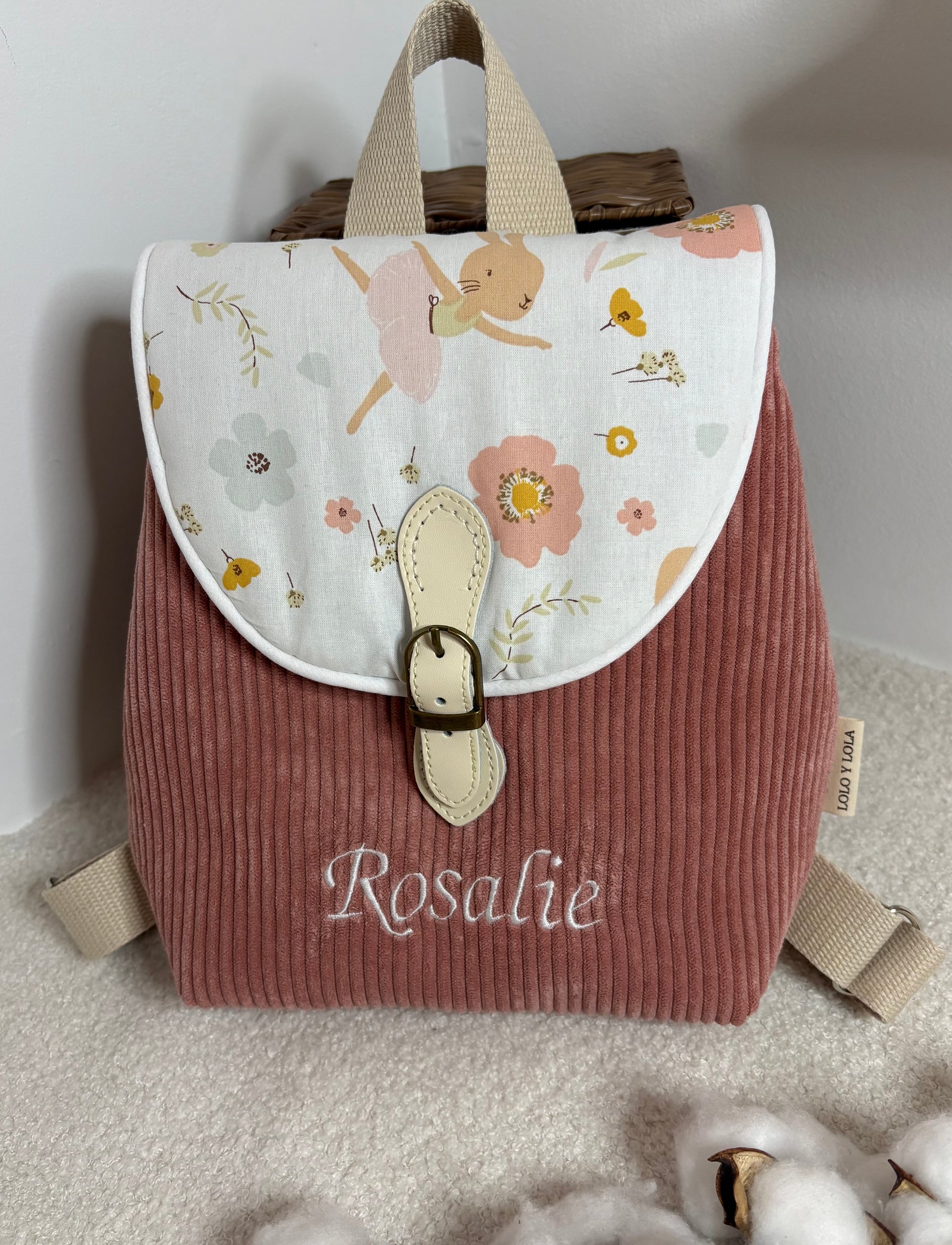 Sac maternelle personnalisé broderie prénom velours côtelé vieux rose rabat fleurs danseuse lapin 