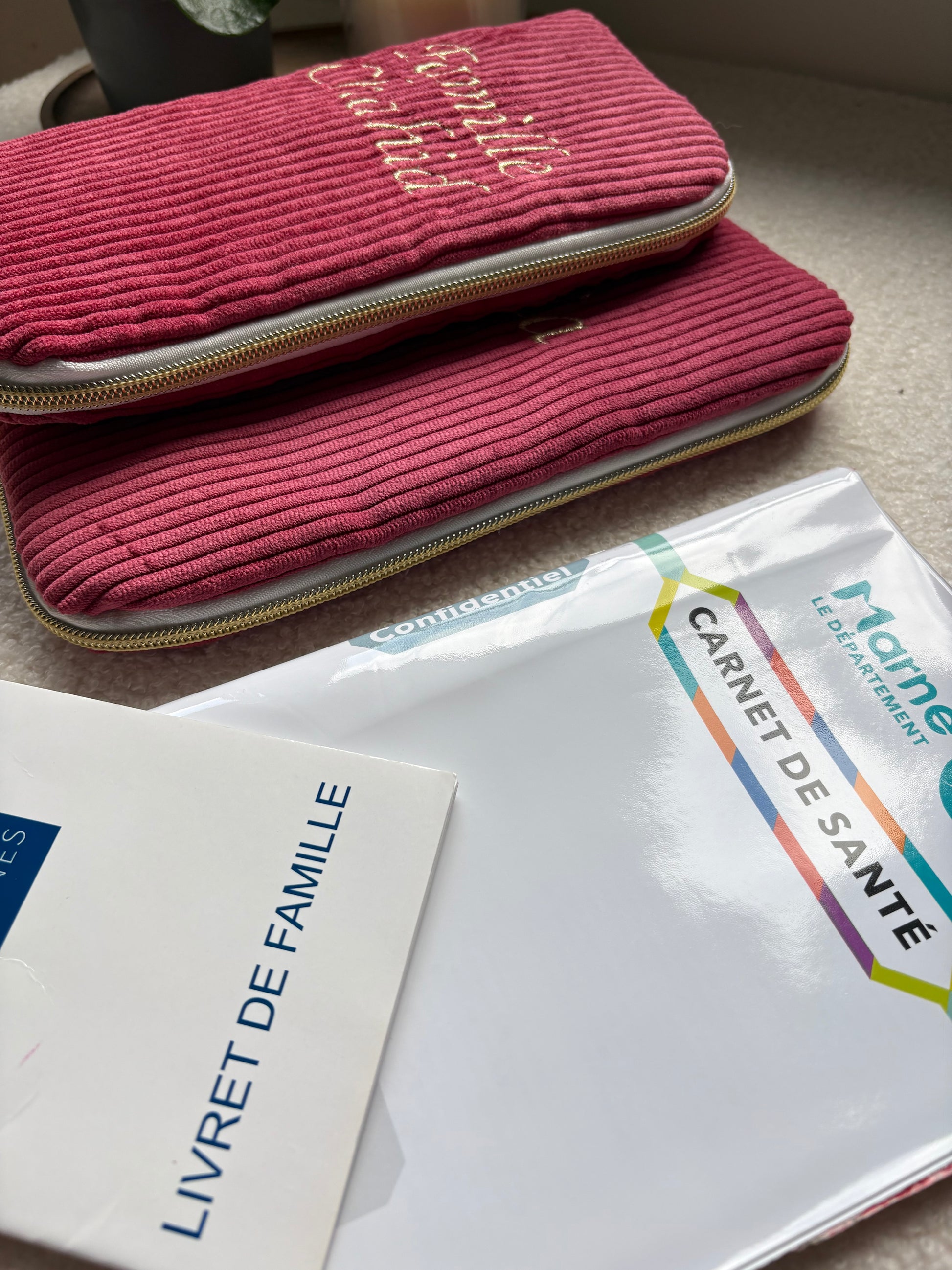 Protège livret de famille personnalisé velours côtelé framboise 