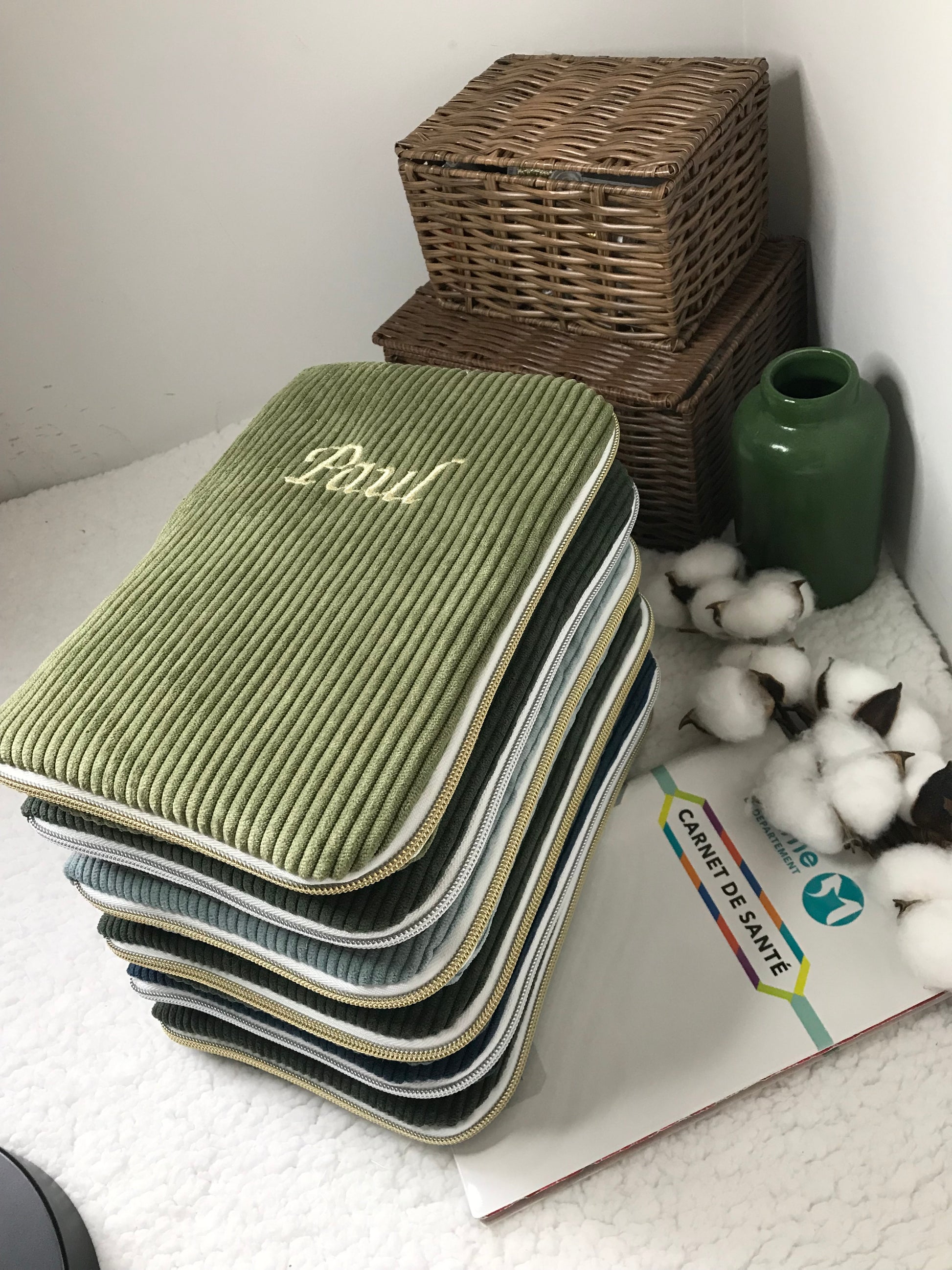 Protège carnet de santé velours côtelé olive broderie prénom 