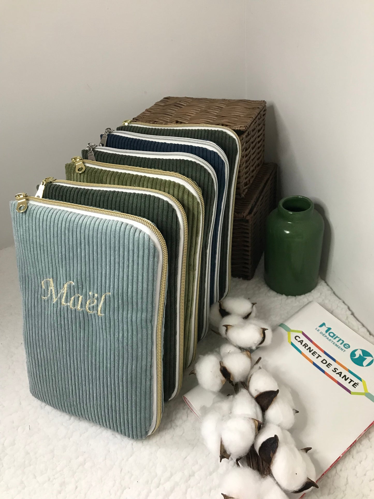 Protège carnet de santé velours côtelé ciel marine broderie prénom 