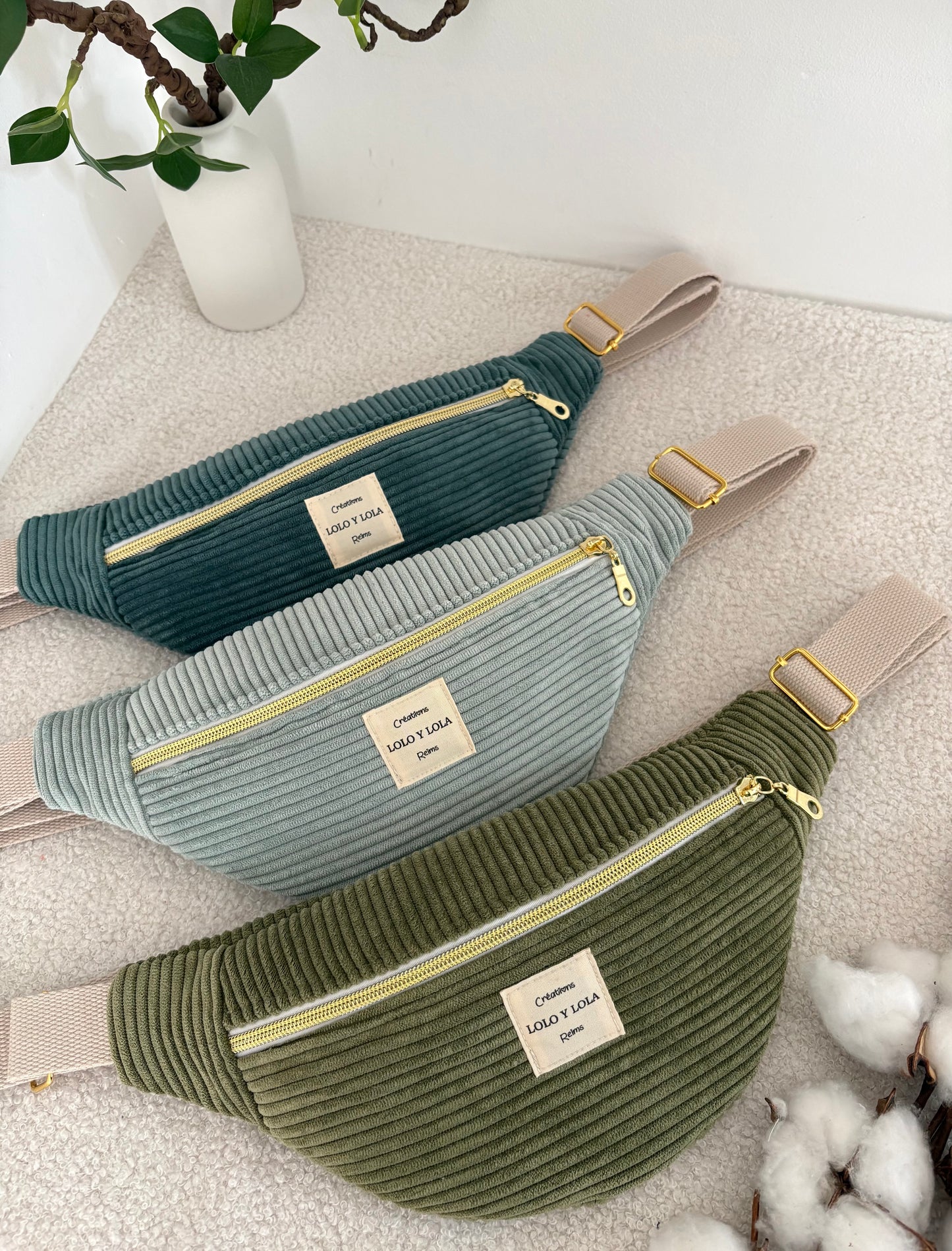 Sac banane personnalisé en velours côtelé vert olive sapin et bleu céladon 