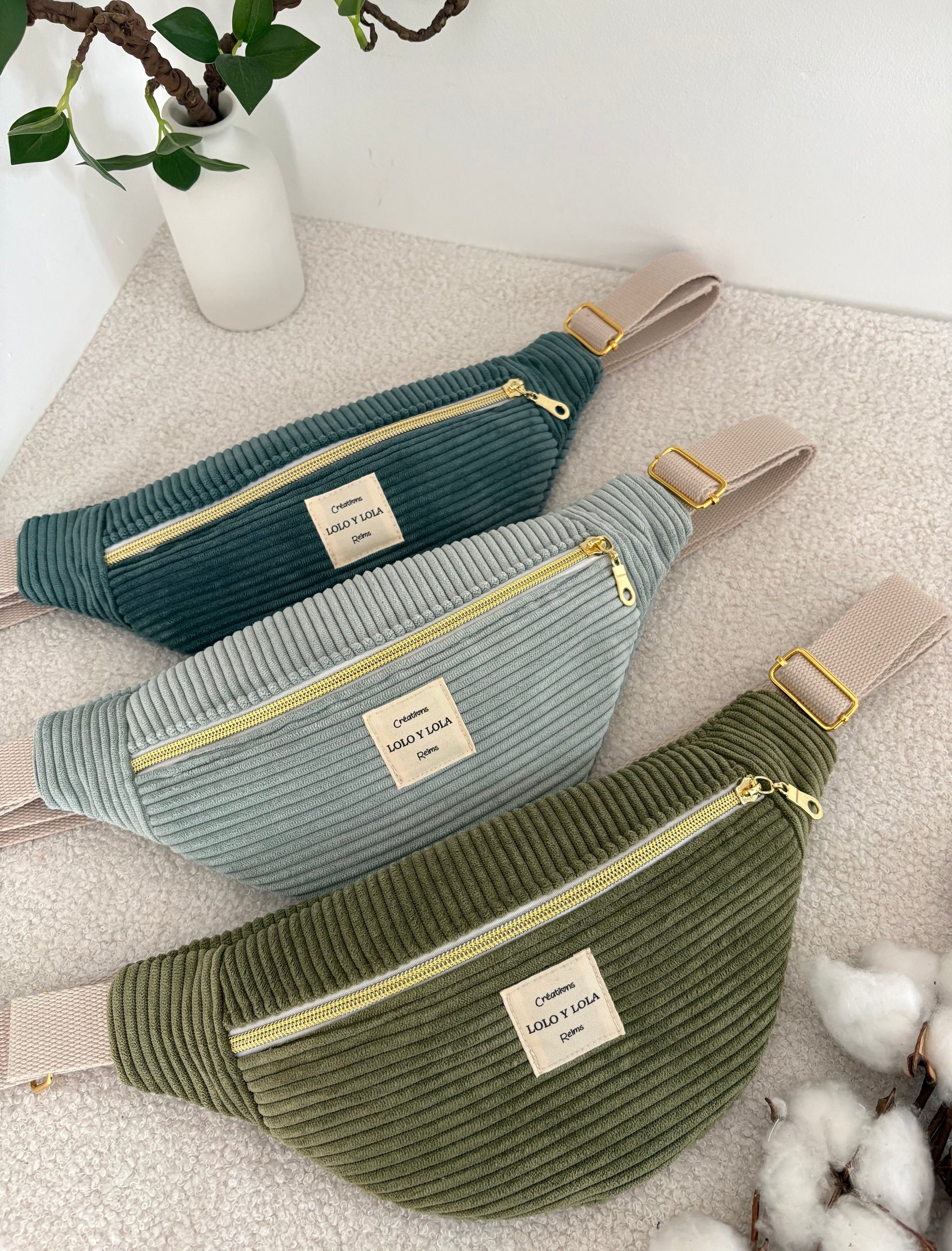 Sac banane personnalisé en velours côtelé vert olive sapin et bleu céladon 