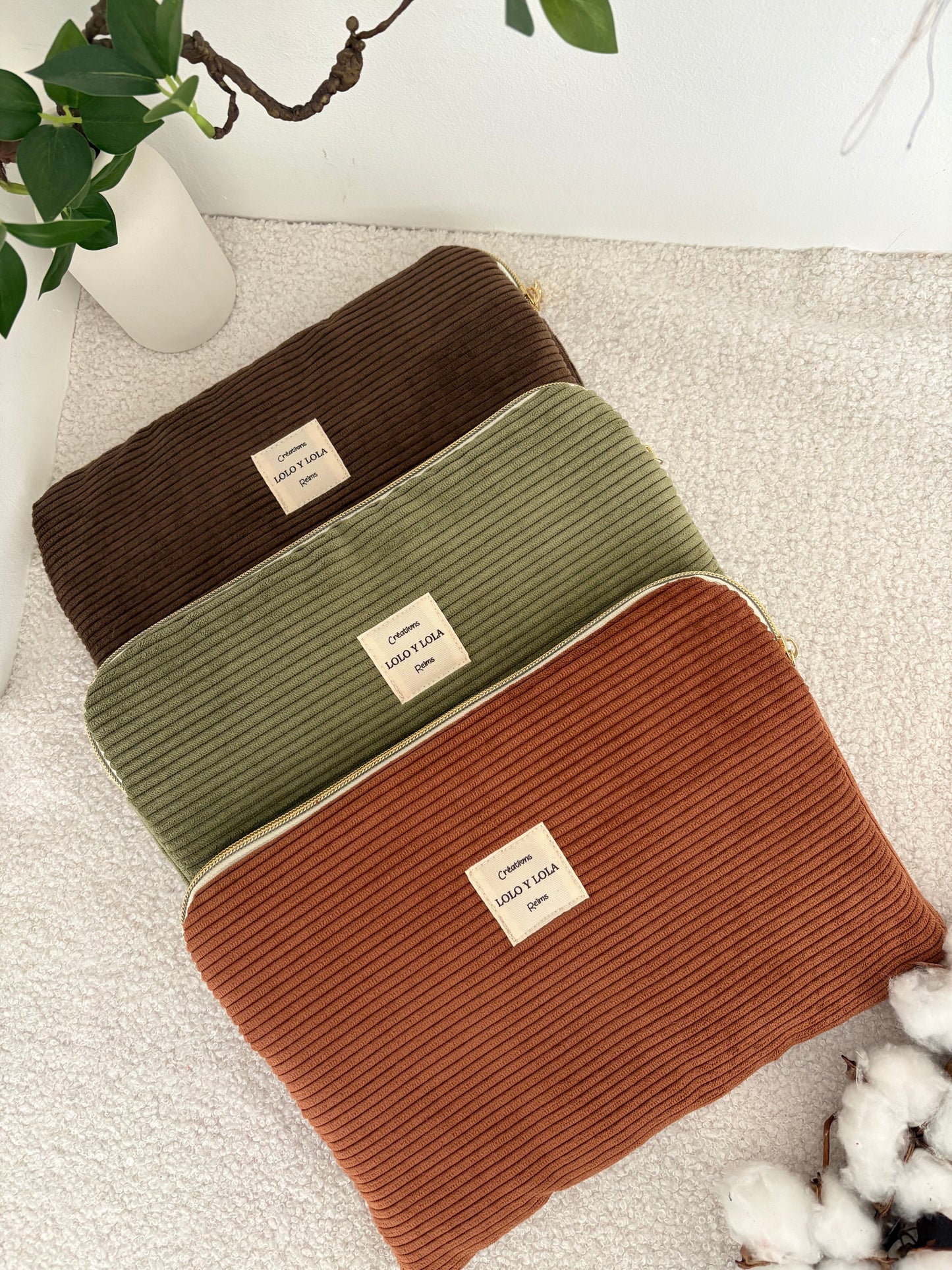 Housse de protection tablette velours côtelé personnalisé vert olive marron camel chocolat broderie prénom 