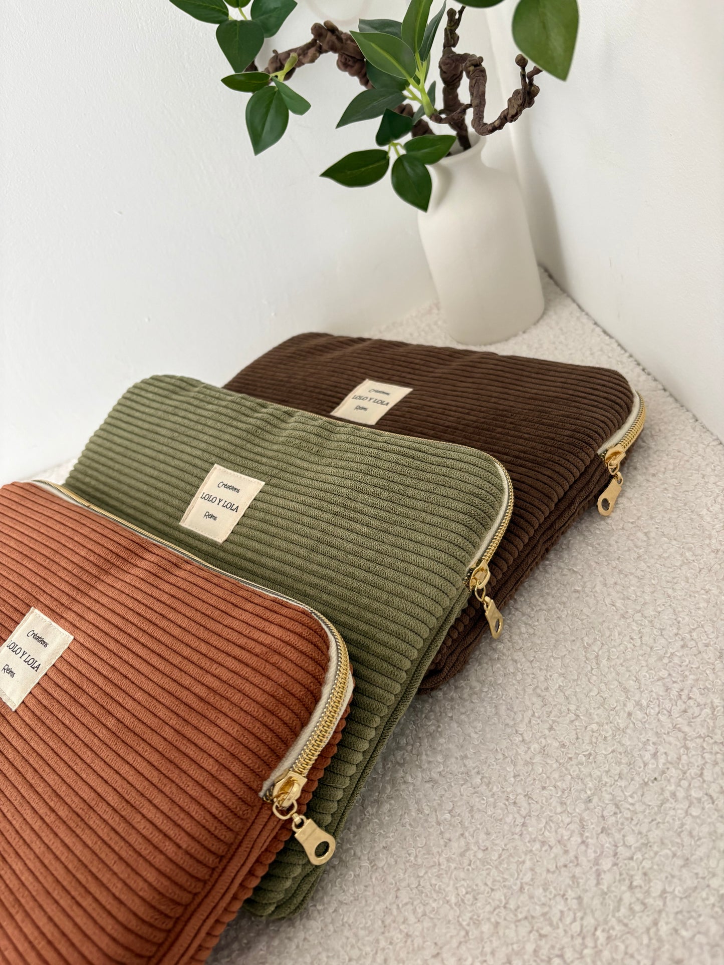 Housse de protection tablette velours côtelé personnalisé marron chocolat camel vert olive broderie prénom 