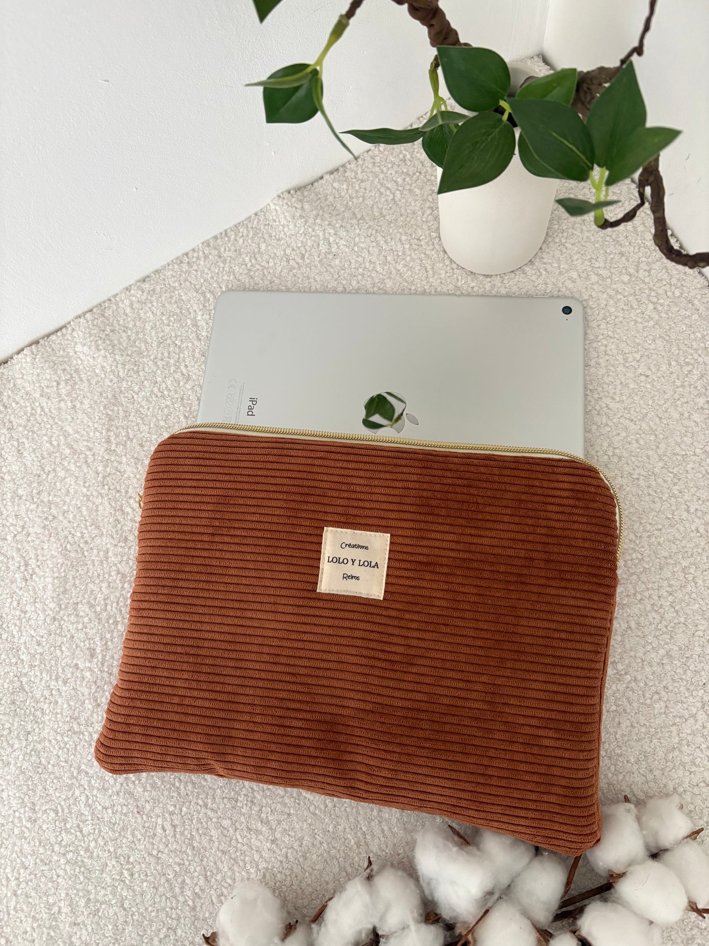 Housse de protection tablette velours côtelé personnalisé marron camel broderie prénom 