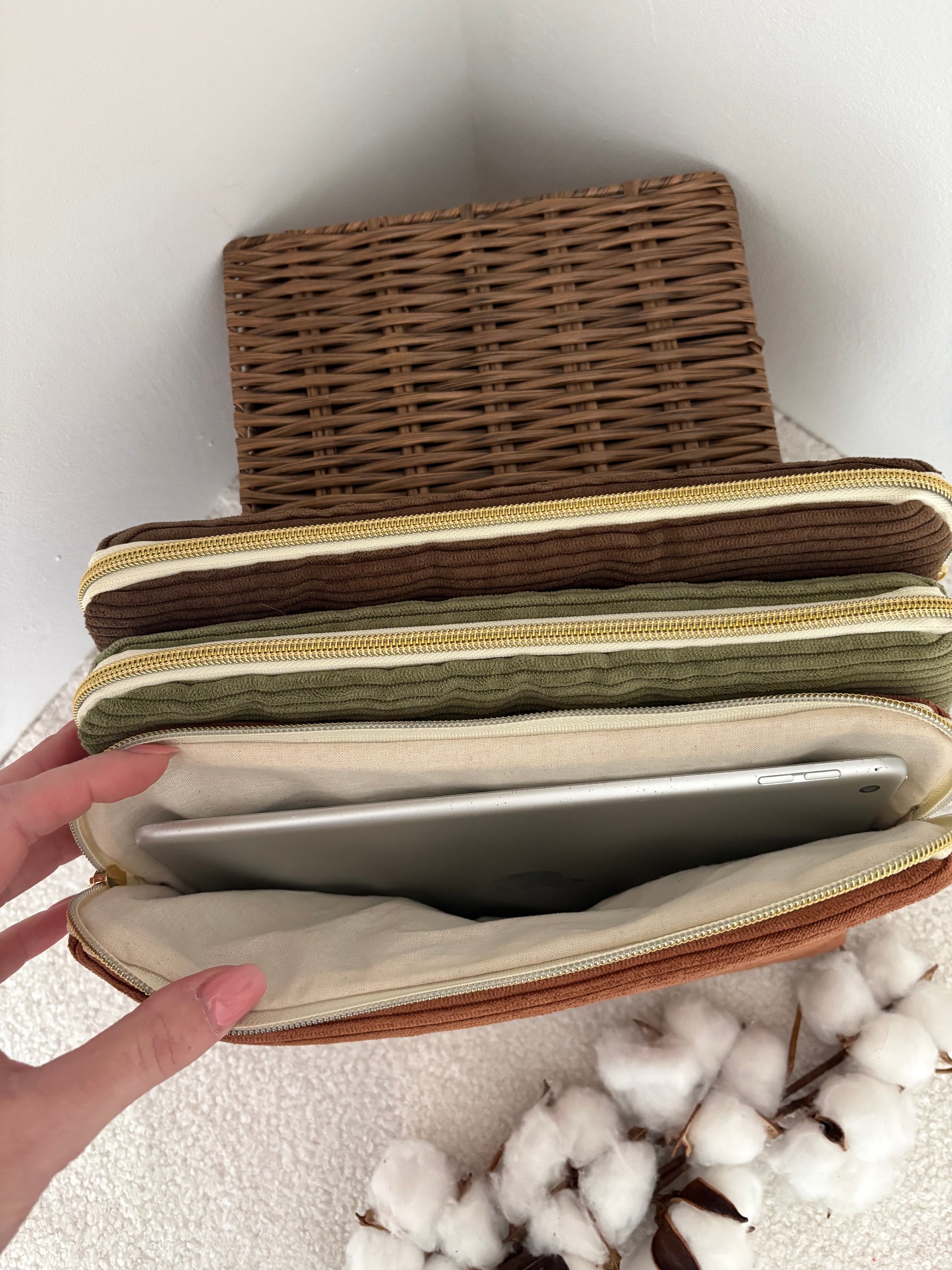 Housse de protection tablette velours côtelé personnalisé marron chocolat camel vert olive broderie prénom 