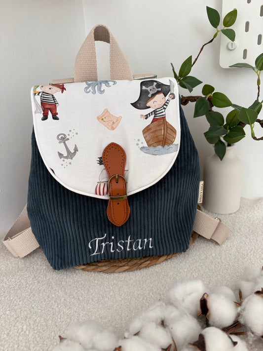 Sac maternelle personnalisé prénom broderie velours côtelé marine rabat pirate 