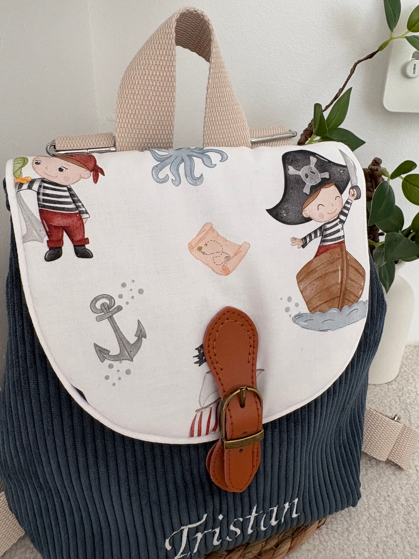 Sac maternelle personnalisé broderie prénom velours côtelé marine rabat pirate 