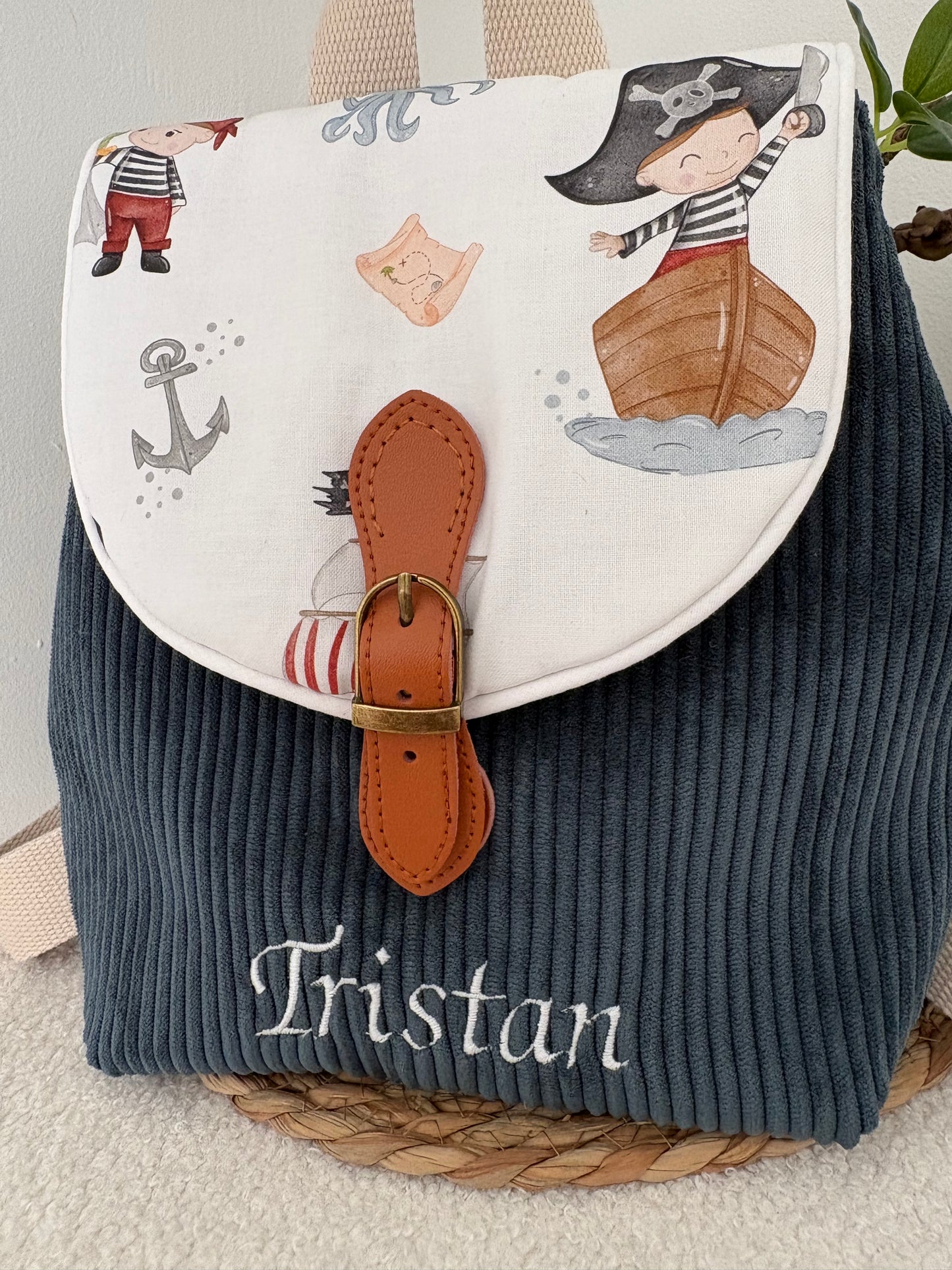 Sac maternelle personnalisé broderie prénom velours côtelé marine rabat pirate 
