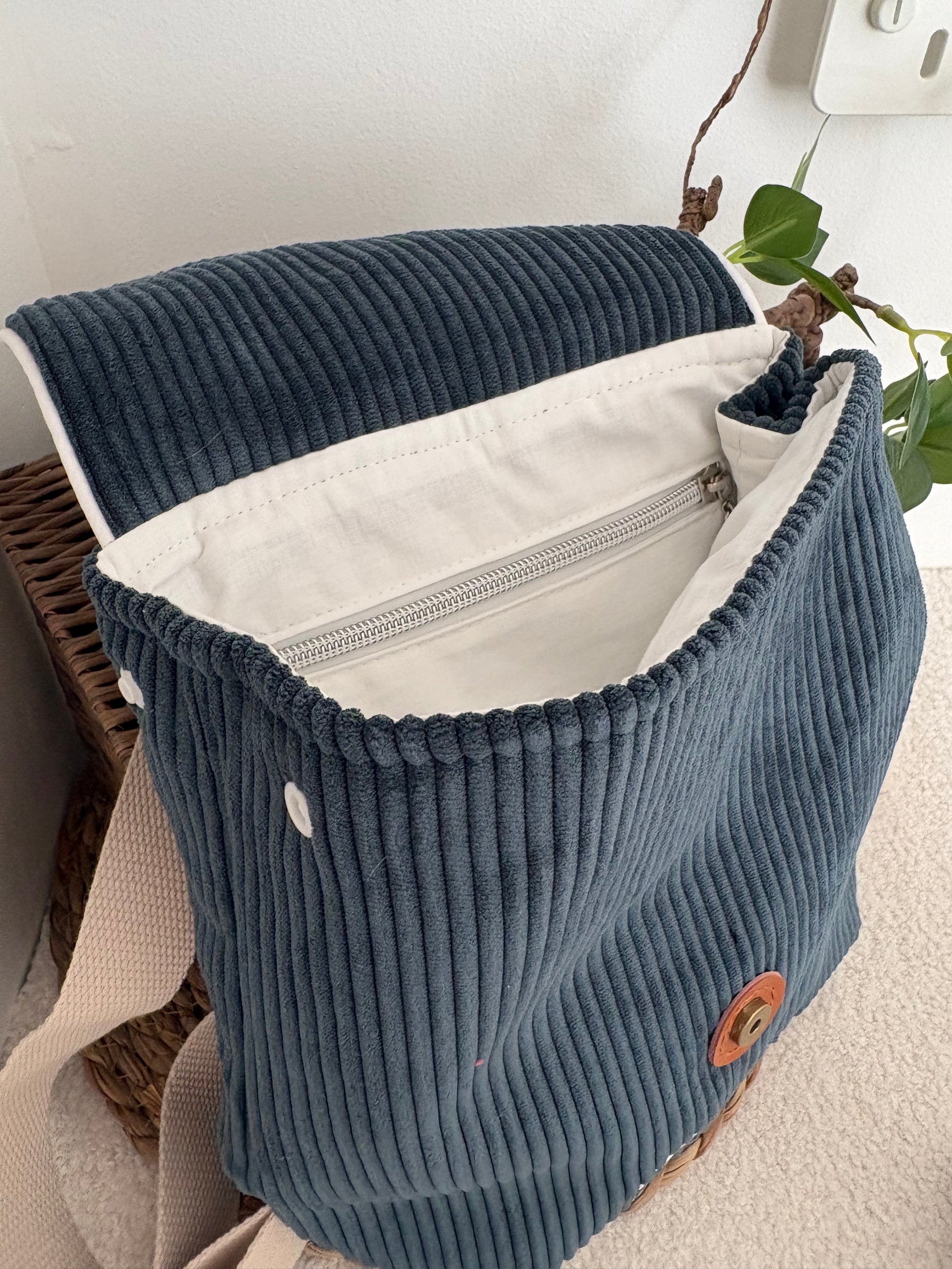 Sac maternelle personnalisé prénom broderie velours côtelé marine rabat pirate 