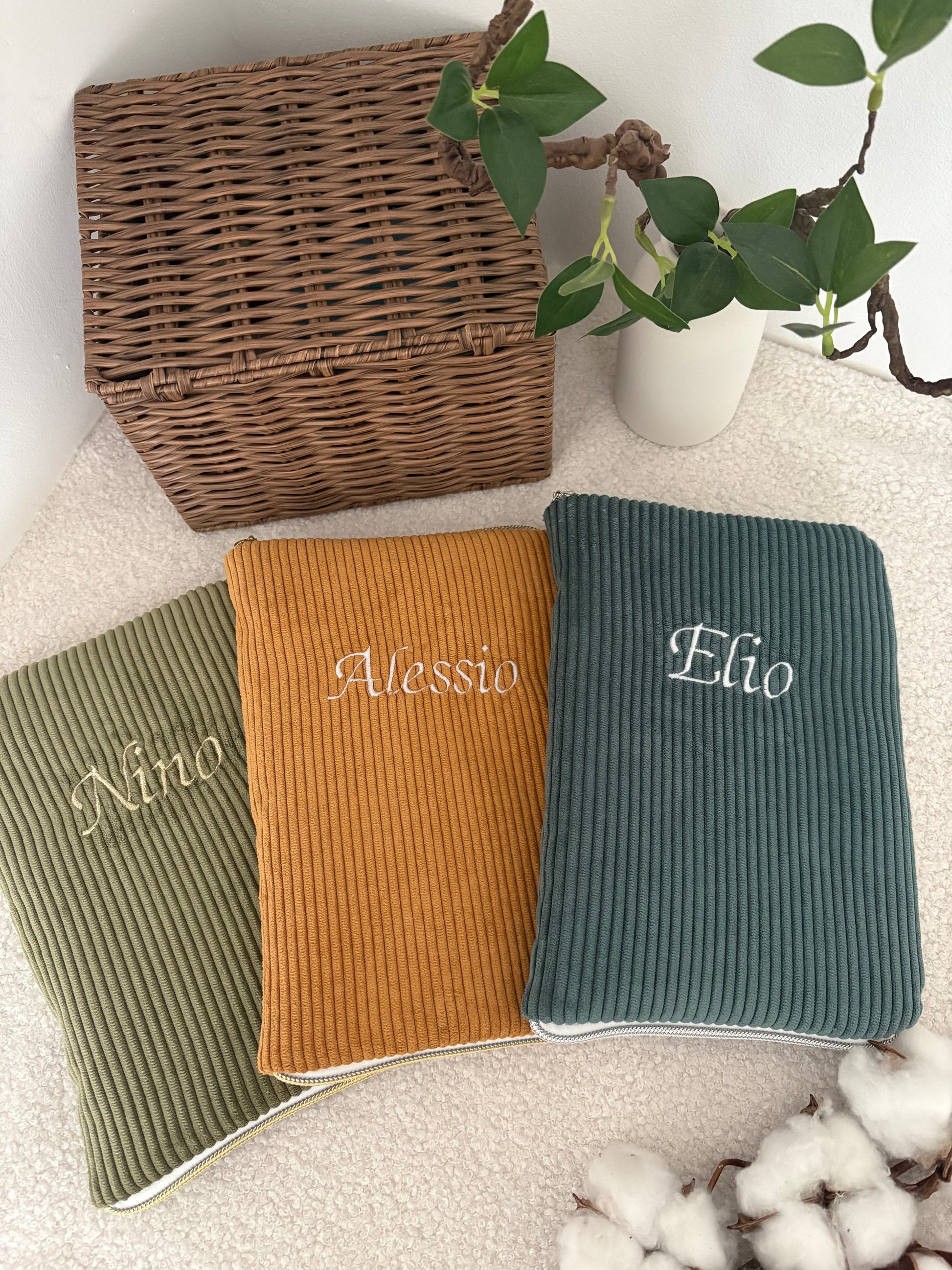 Protège carnet de santé velours côtelé ocre olive sapin broderie prénom 