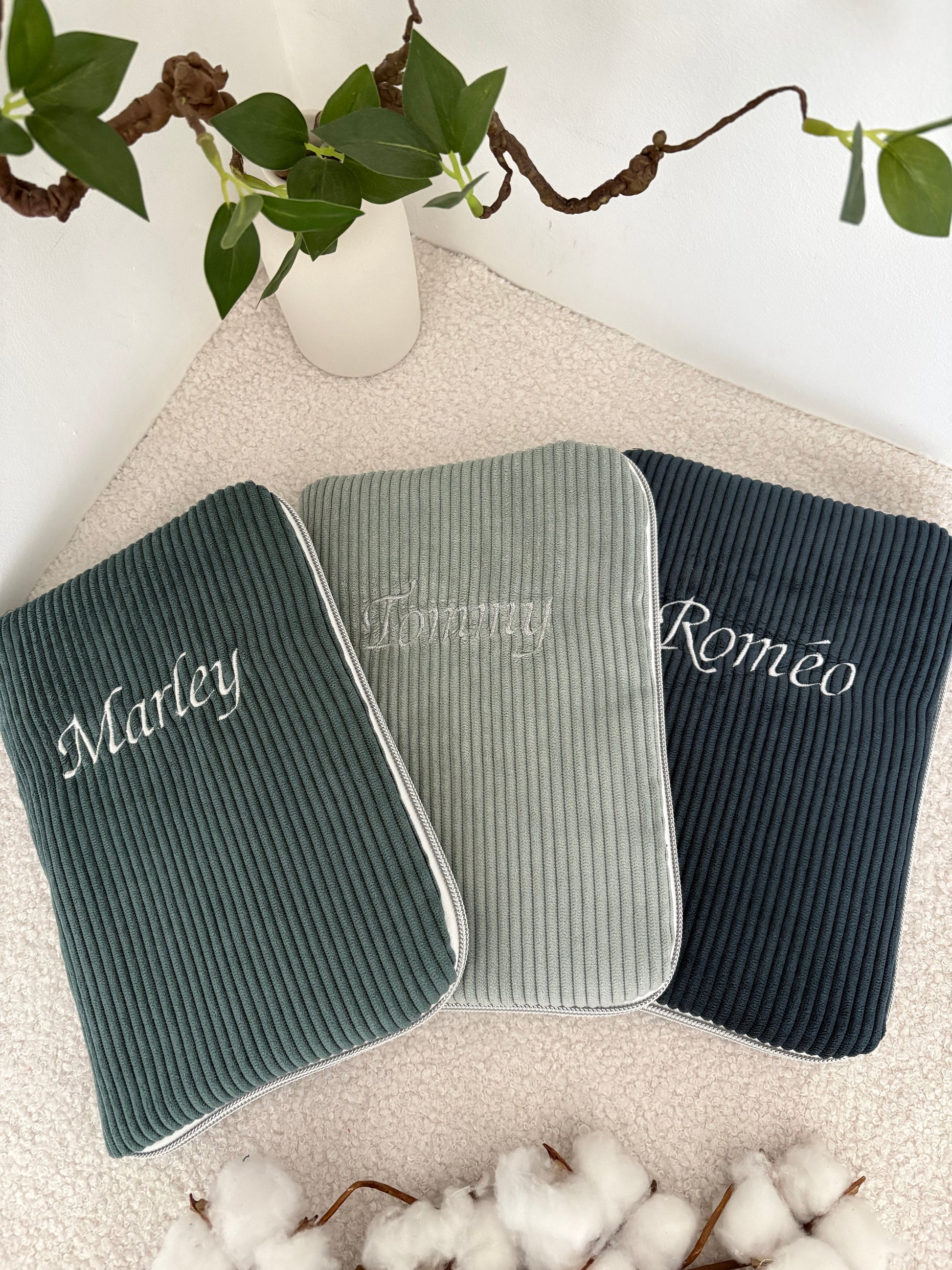 Protège carnet de santé velours côtelé sapin céladon marine broderie prénom 
