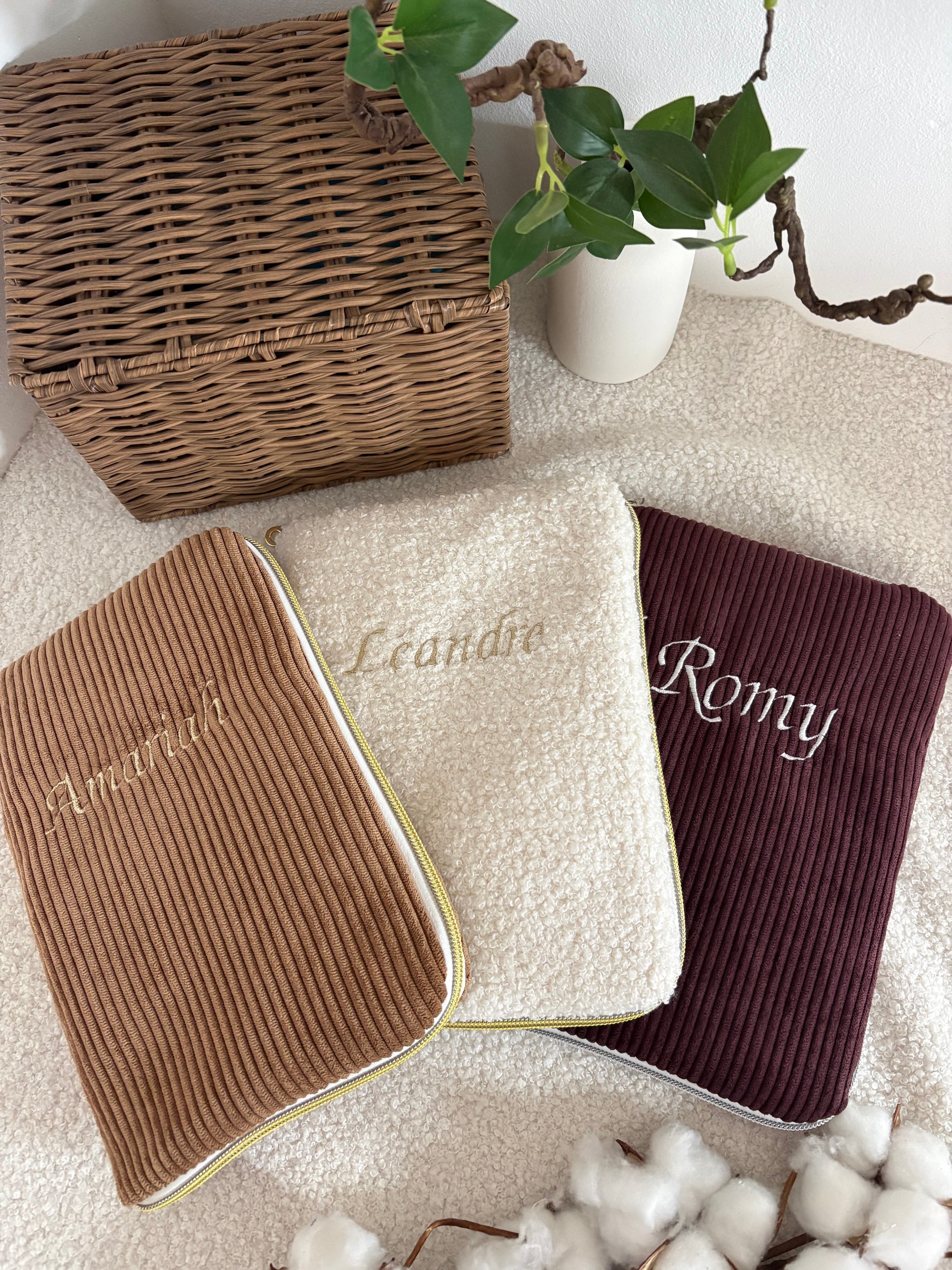 Protège carnet de santé velours côtelé bouclette écrue prune cappuccino broderie prénom 